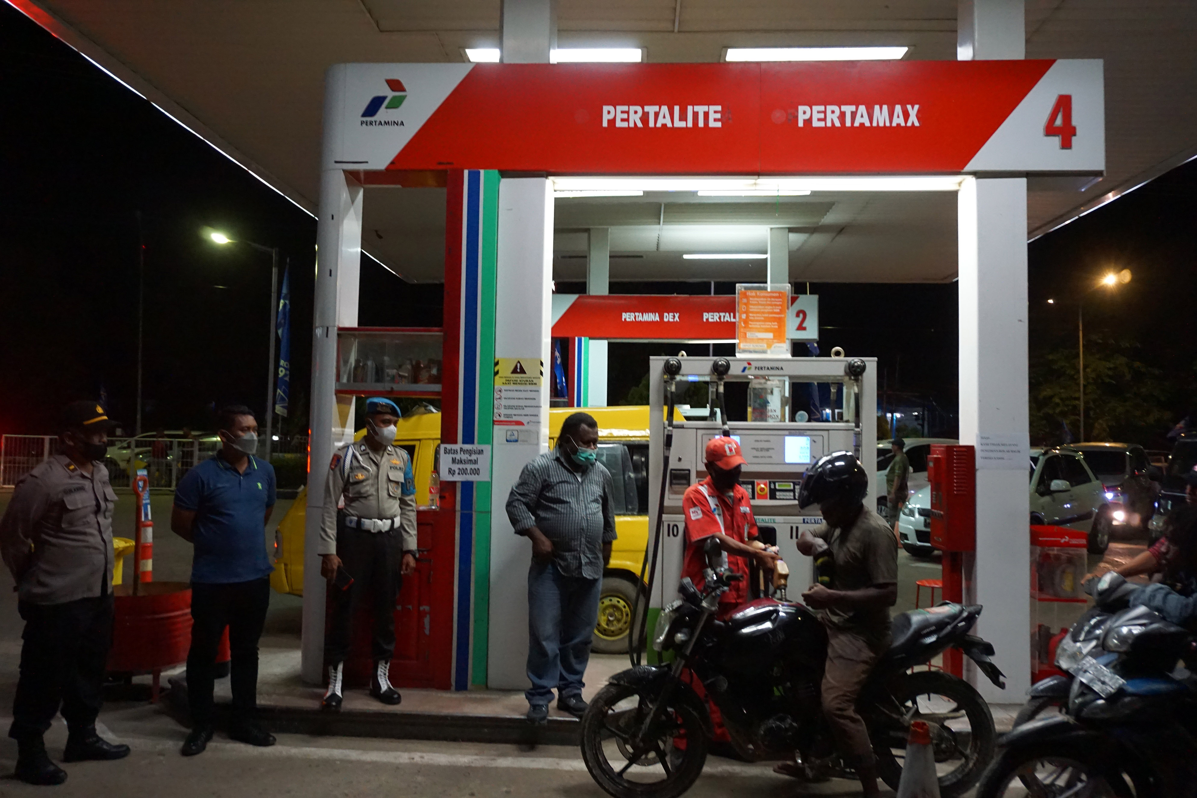 Suasana di SPBU Kota Sorong, Papua Barat, Senin (8/11/2021). 