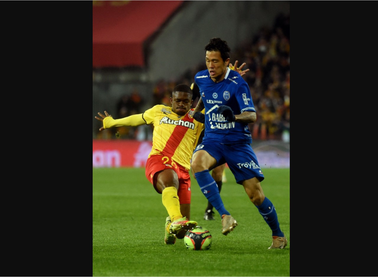 Penyerang Troyes Suk Hyun-jun (kanan)