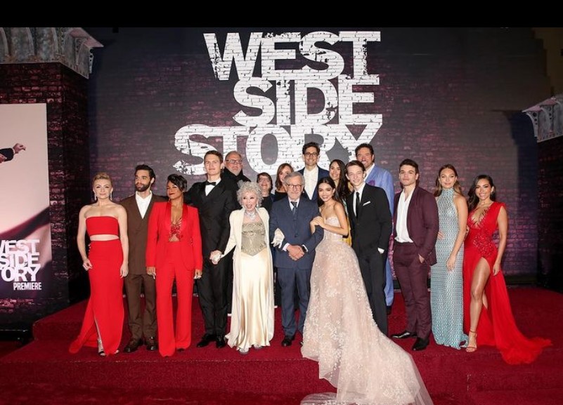 Sutradara Steven Spielberg bersama para bintang film West Side Story menghadiri pemutaran perdana film itu di LosAngeles.