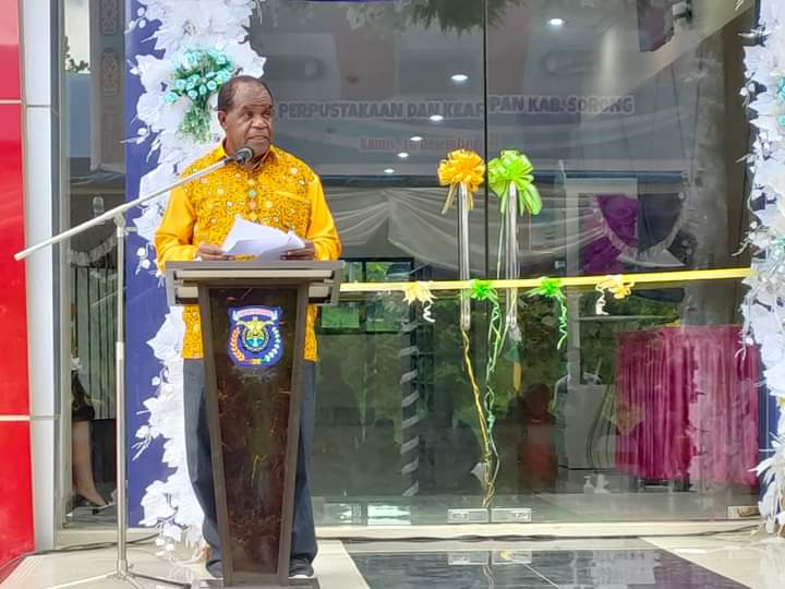 Bupati Sorong Johny Kamuru