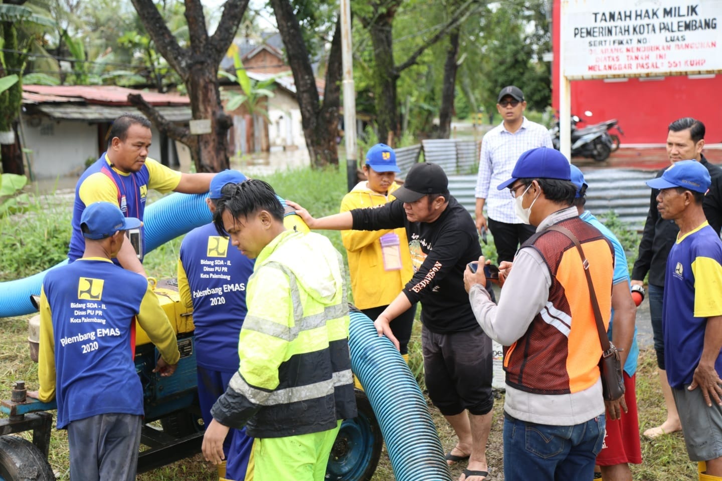 Gubernur Sumsel Herman Deru meninjau sejumlah titik kawasan yang banjir di Kota Palembang. Ini terjadi akibat tingginya curah hujan yang ter