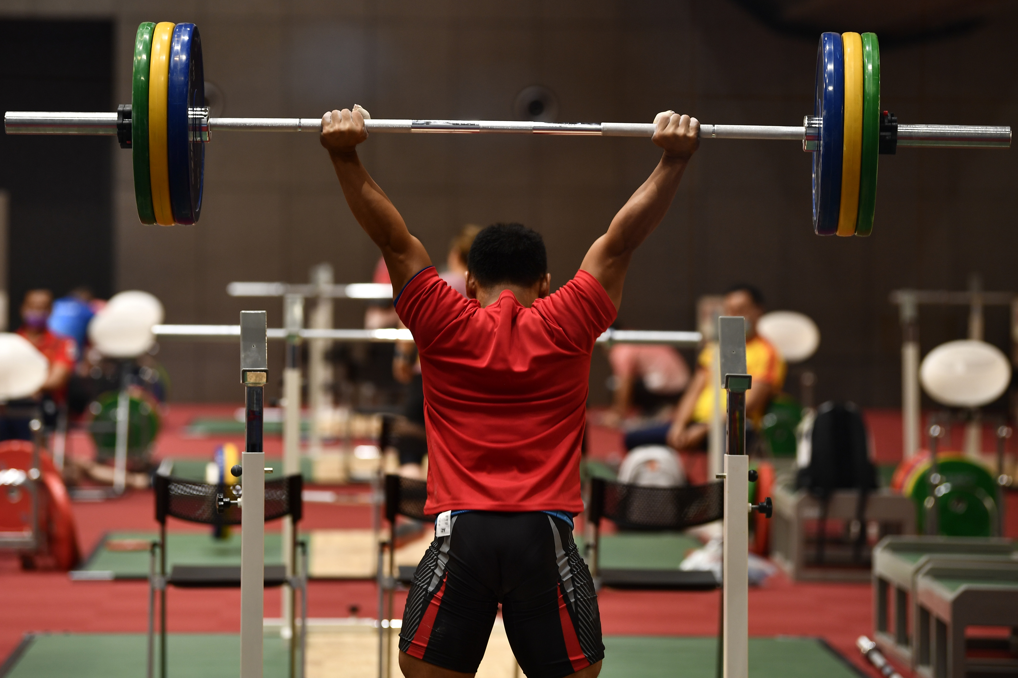 Lifter Eko Yuli Irawan berlatih