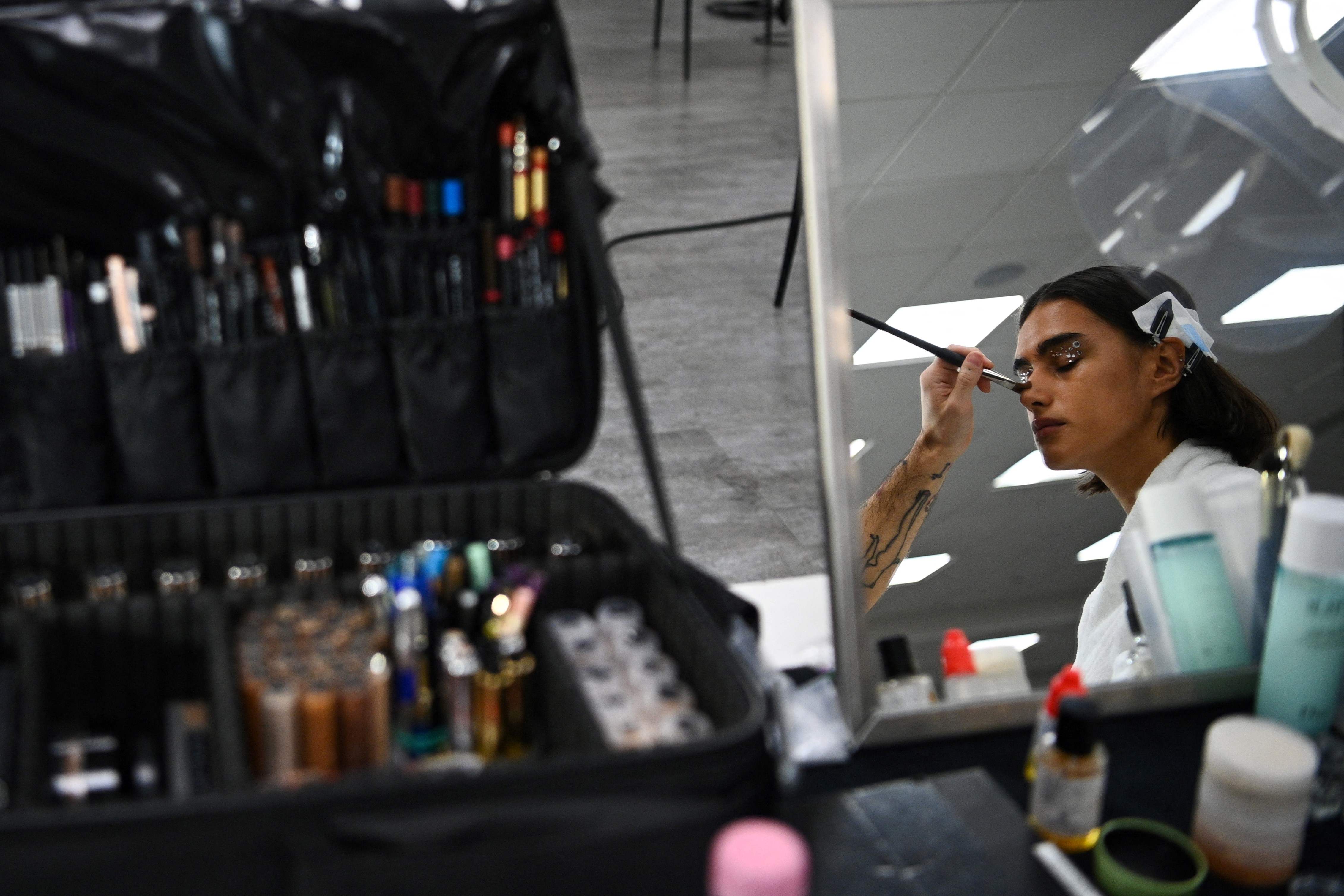 Ilustrasi model menggunakan produk kecantikan.