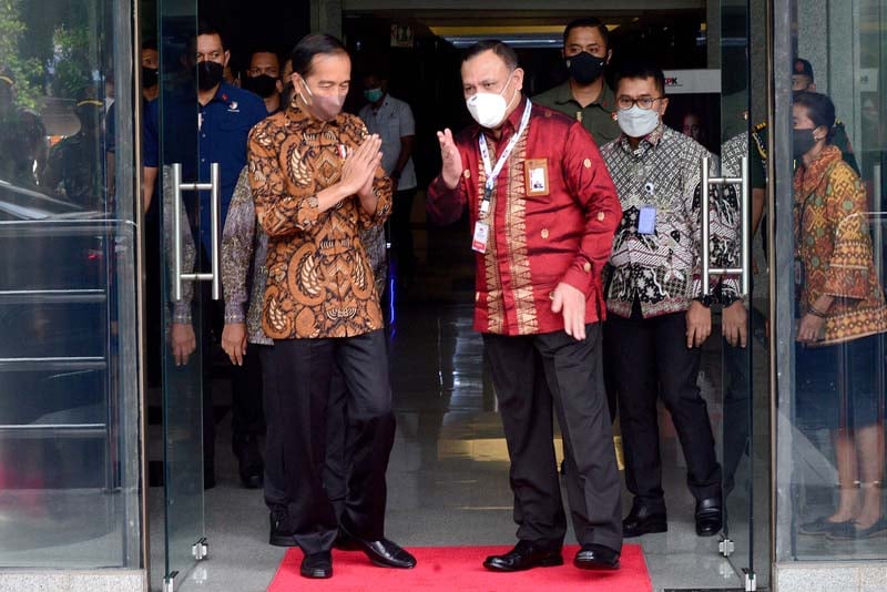  Presiden RI Joko Widodo (kiri) berbincang dengan Ketua KPK Firli Bahuri usai menghadiri peringatan Hari Antikorupsi Sedunia