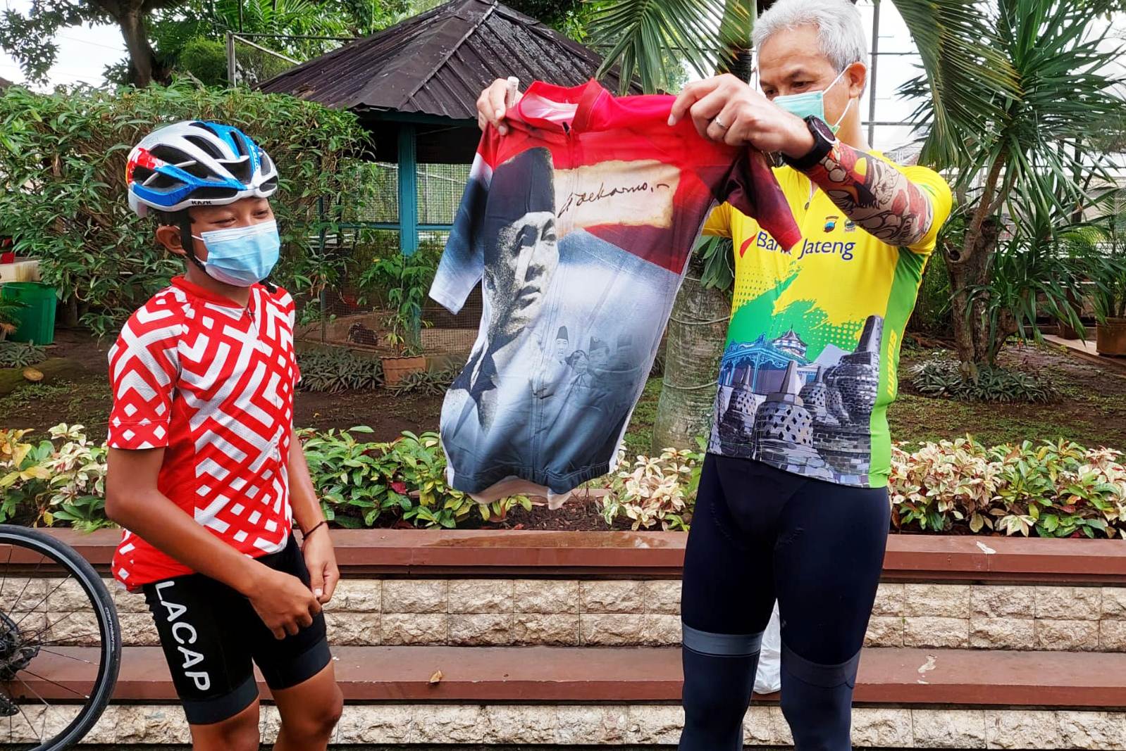 Gubernur Jawa Tengah Ganjar Pranowo (kanan) bersama siswa kelas 2 SMP Yudha Wiratama yang gowes dari Cilacap.