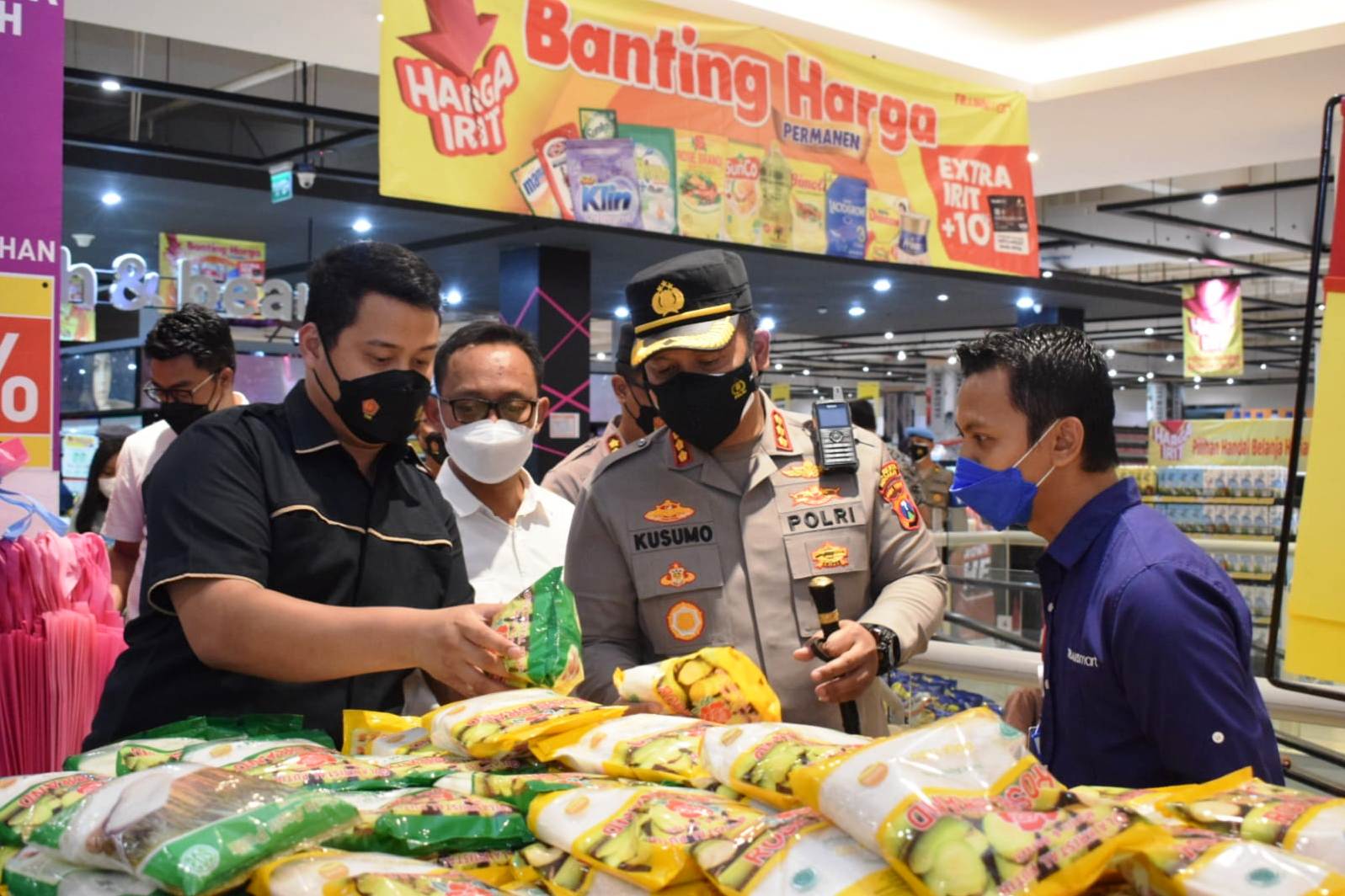 Kapolresta Sidoarjo Kombes Kusumo Wahyu Bintoro (tengah).