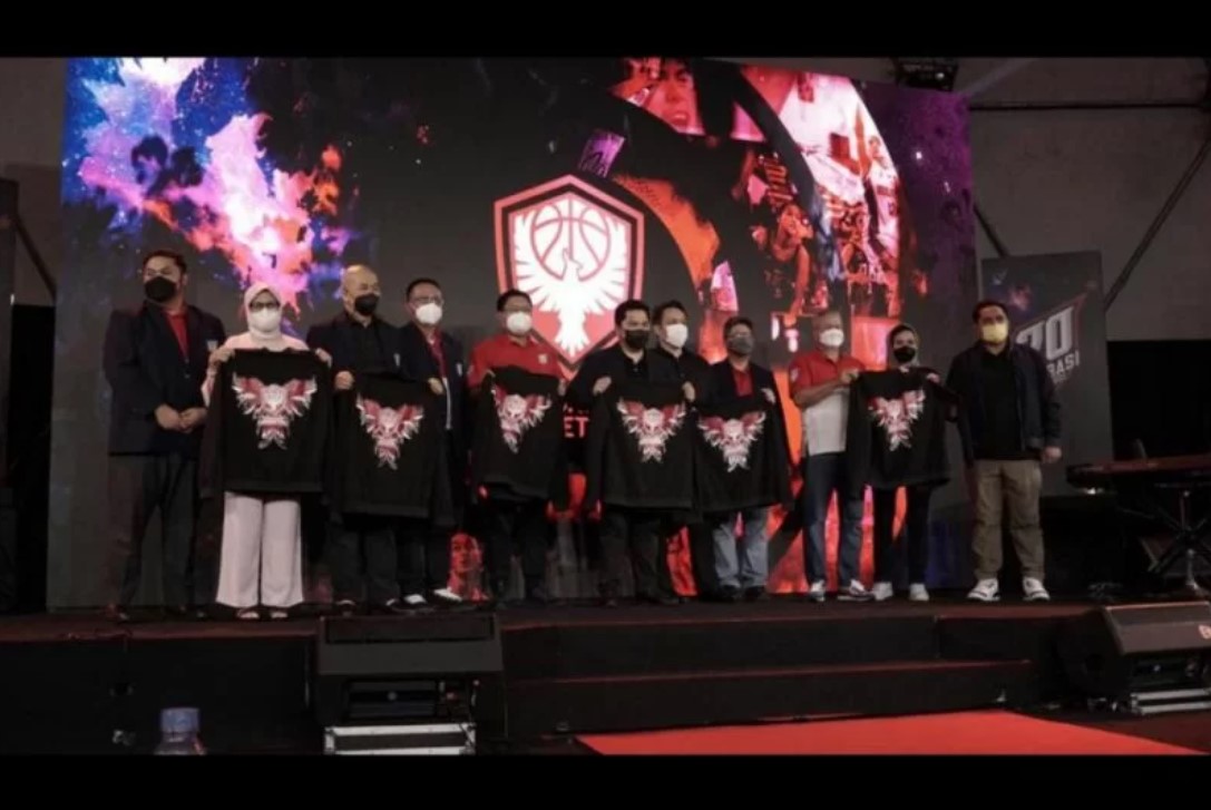 Menteri BUMN Erick Thohir (tengah) bersama insan bola basket nasional memperkenalkan logo atau emblem baru PP Perbasi di Senayan Spark Mall.