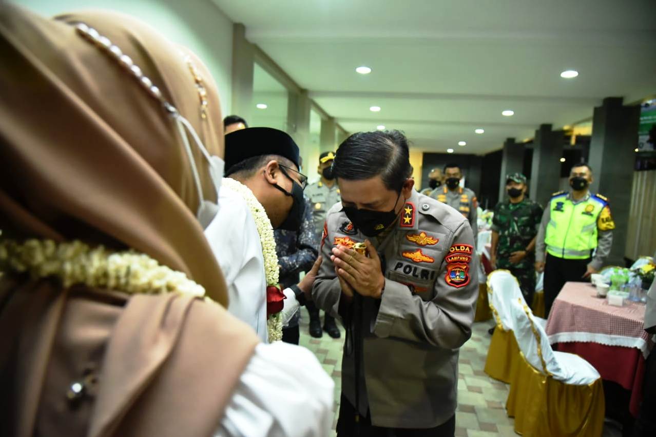 Kapolda Lampung Irjen Hendro Sugiatno meninjau ibadah malam Natal di Gereja Katolik Kristus Katedral di Jalan Kota Raja, Tanjungkarang.