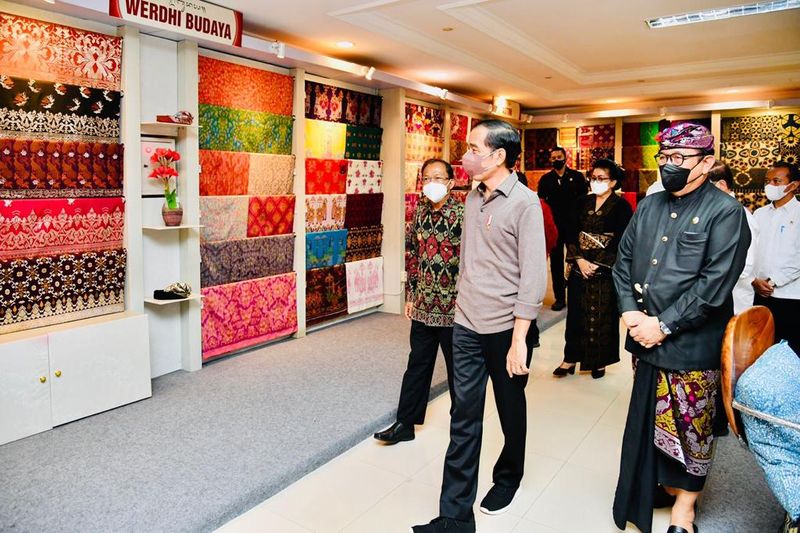 Jokowi saat meninjau Pameran IKM Bali Bangkit di Taman Werdhi Budaya Art Centre, Denpasar