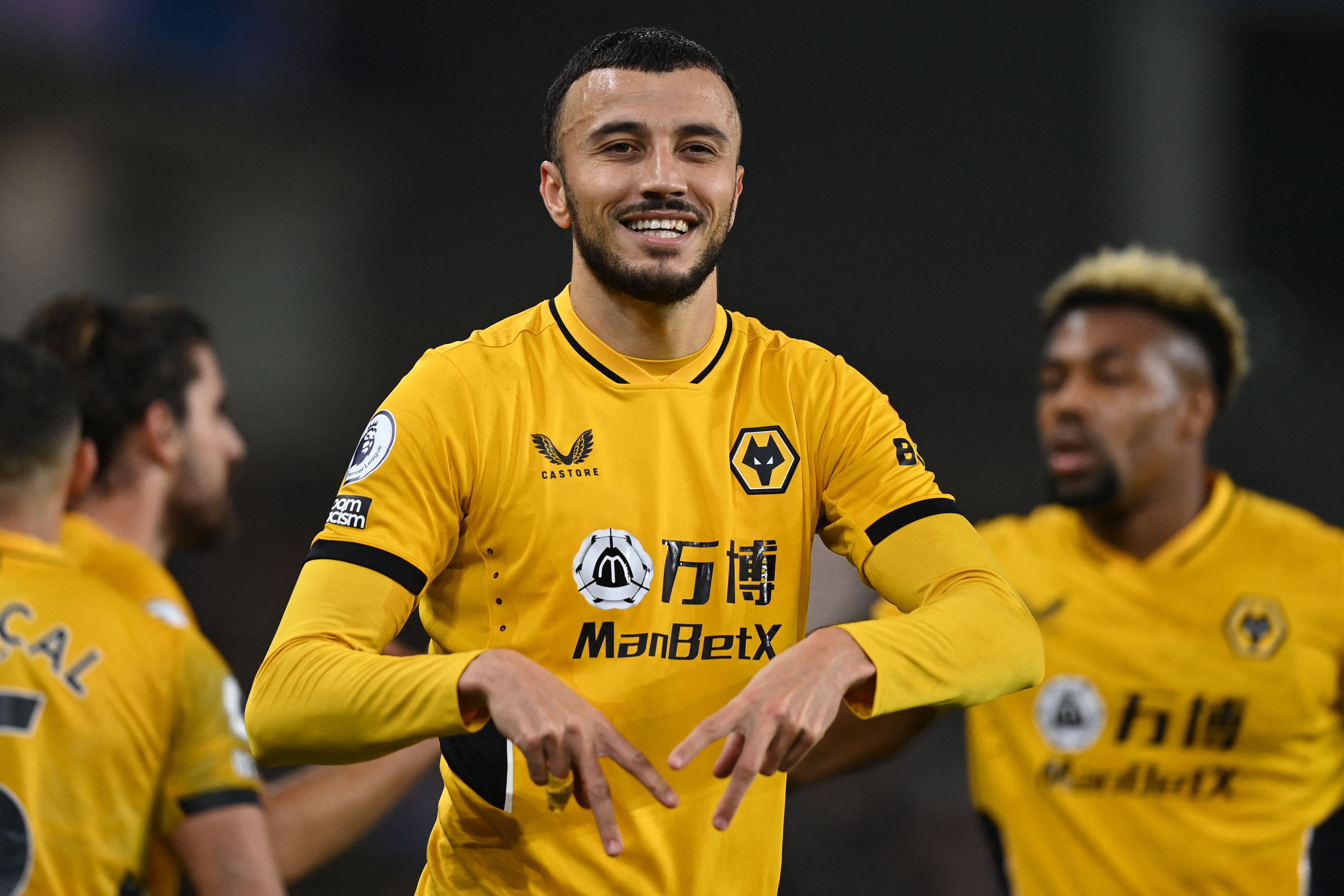Gelandang Wolverhampton Wanderers Romain Saiss melakukan selebrasi usai mencetak gol ke gawang Brighton di laga Liga Primer Inggris.