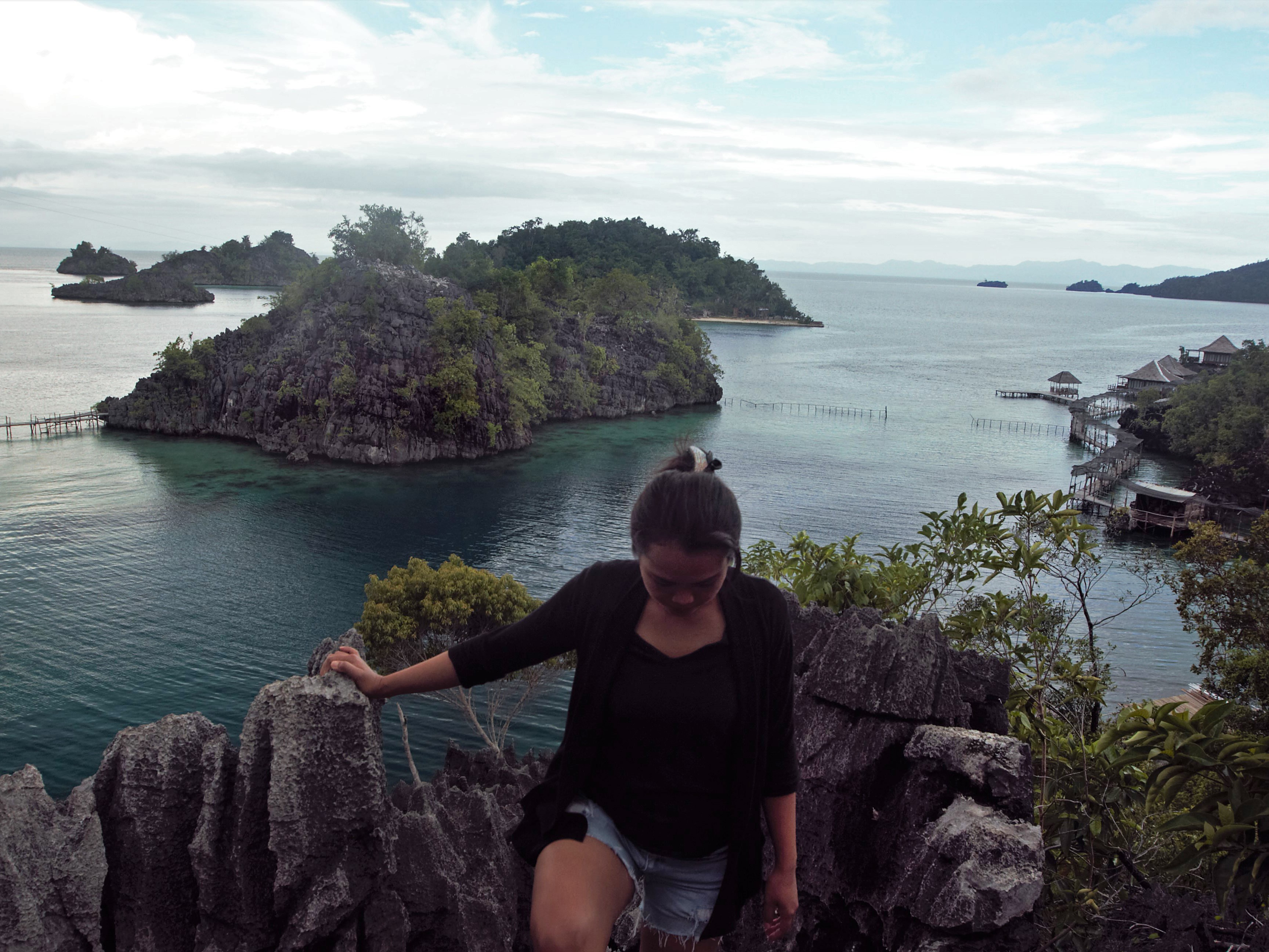 Wisatawan berada di Pulau Labengki, Lasolo Kepulauan, Konawe Utara, Sulawesi Tenggara, beberapa waktu lalu.