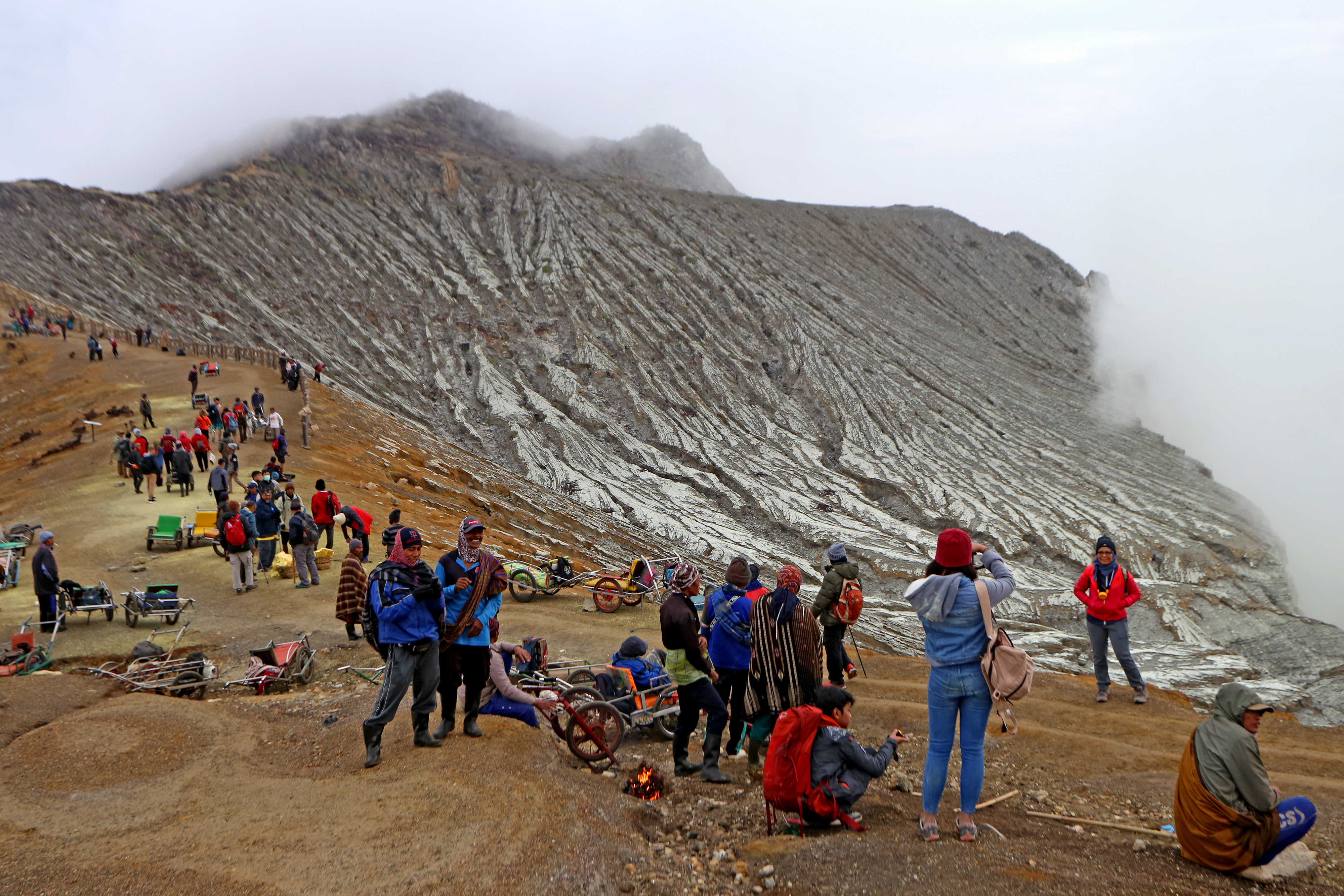 Sejumlah pendaki menikmati suasana di puncak Gunung Ijen, Banyuwangi, Jawa Timur.