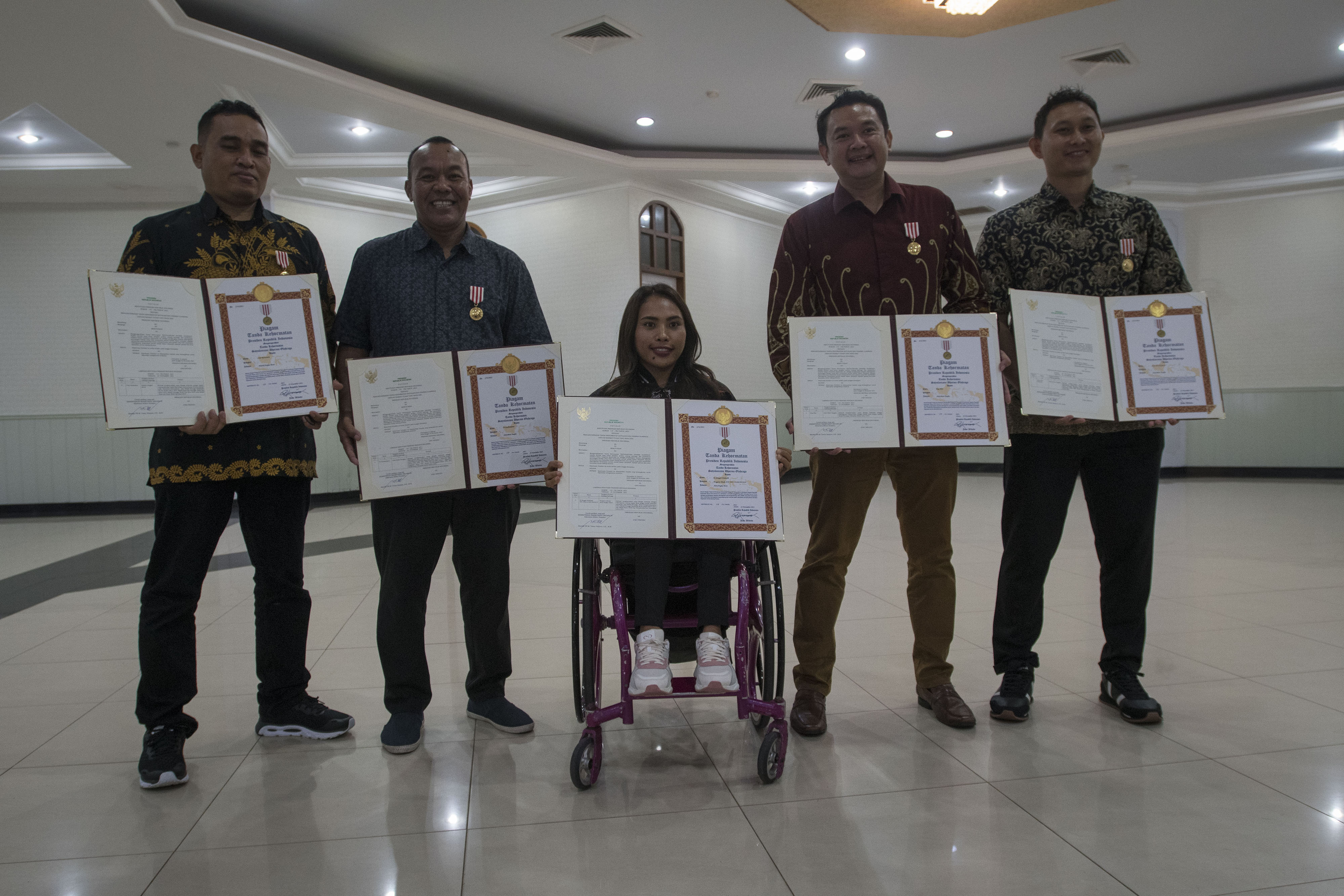 Para peraih penghargaan Satyalancana Dharma Olahraga dari pemerintah.