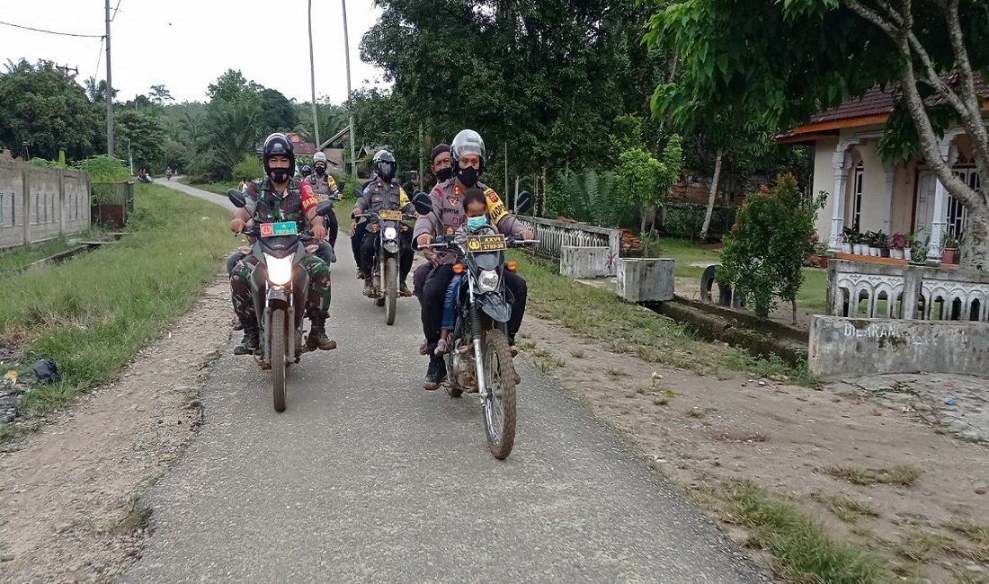 Petugas TNI dan Polri antar jemput warga pedalaman Kabupaten Bungo, Jambi, untuk divaksin dengan sepeda motor di 
