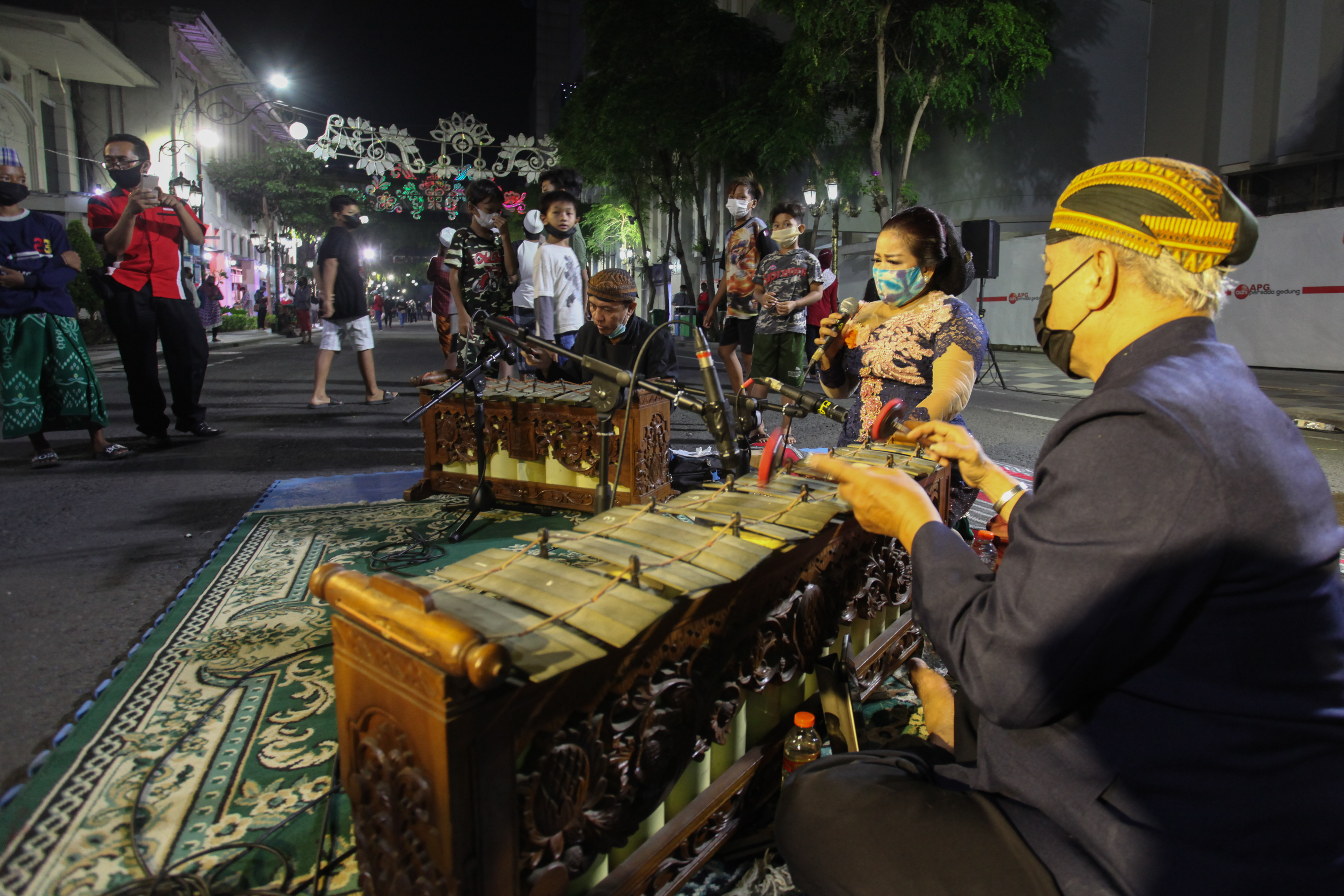 Seniman bermain gamelan di Jalanan Kota SUrabaya, Jawa Timur