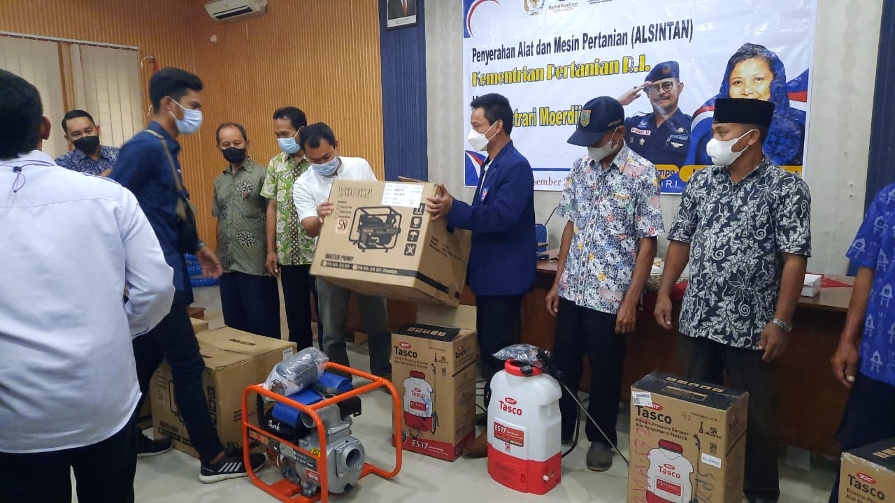 Penyaluran bantuan alat dan mesin pertanian ke petani Kabupaten Kudus, Jawa Tengah yang diinisiasi Wakil MPR Ri Lestari Mordijat, Rabu (22/1