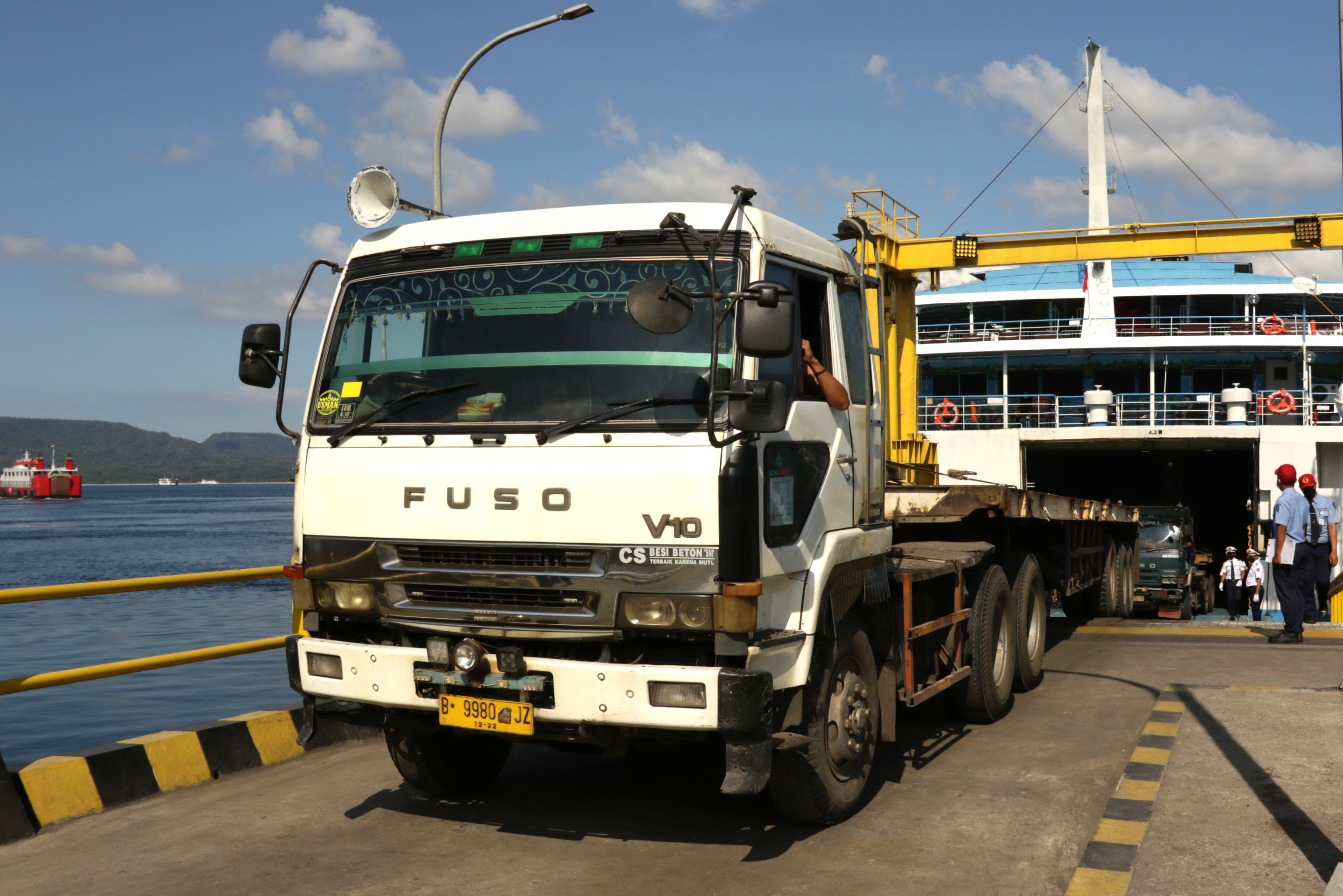  Kendaraan keluar dari kapal penyeberangan rute Banyuwangi-Lembar, Lombok di Pelabuhan Ketapang, Banyuwangi, Jawa Timur, Sabtu (24/4/2021).