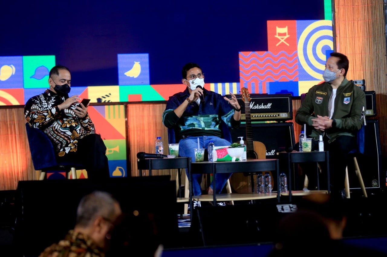Menparekraf Sandiaga Uno (tengah) memberi pemaparan dalam acara Apresiasi Kreasi Indonesia (AKI) 2021. 