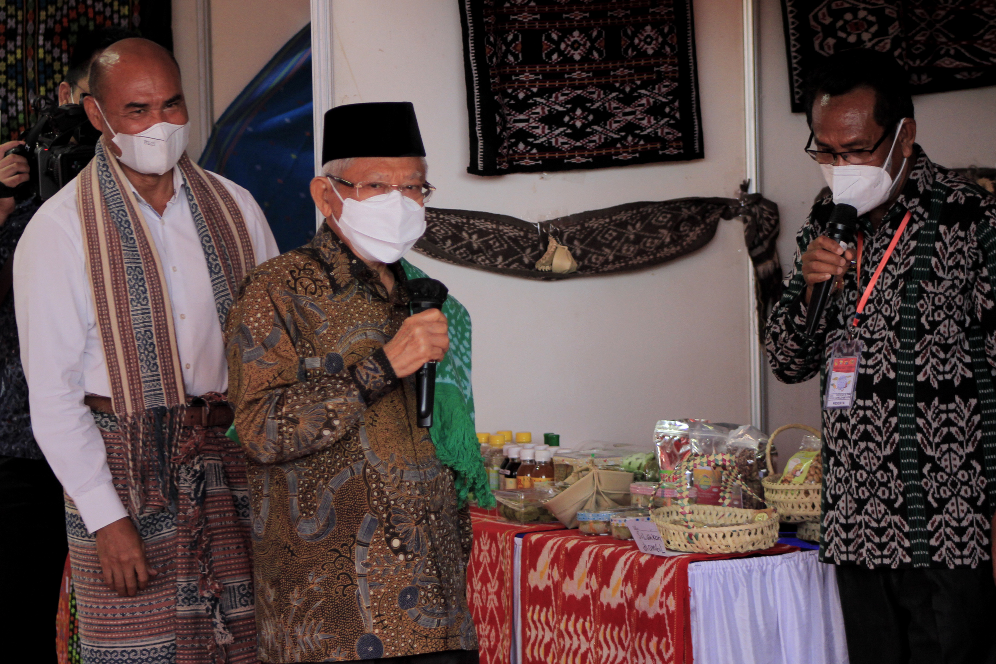 Wakil Presiden Ma'ruf Amin (tengah)  meninjau stan UMKM dari Rote Ndao saat pameran di Kota Kupang, NTT, Minggu (17/10/2021)