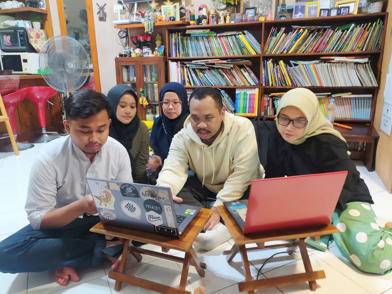 Mahasiswa Universitas Yarsi melakukan kegiatan pengabdian masyarakat di TBM Bukit Duri Bercerita.