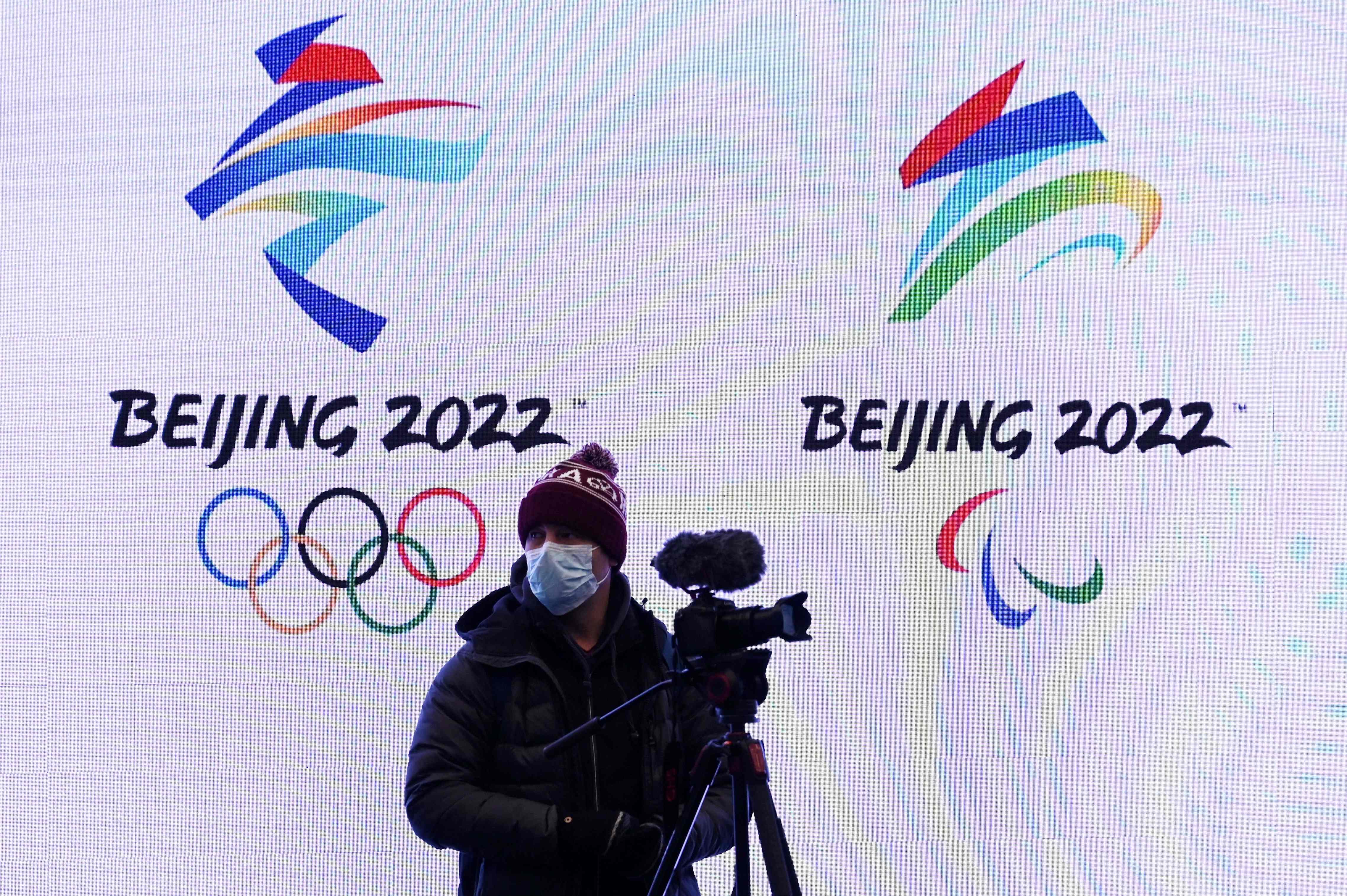 Logo Olimpiade dan Paralimpiade Beijing 2022 terlihat di yangqing, Tiongkok.