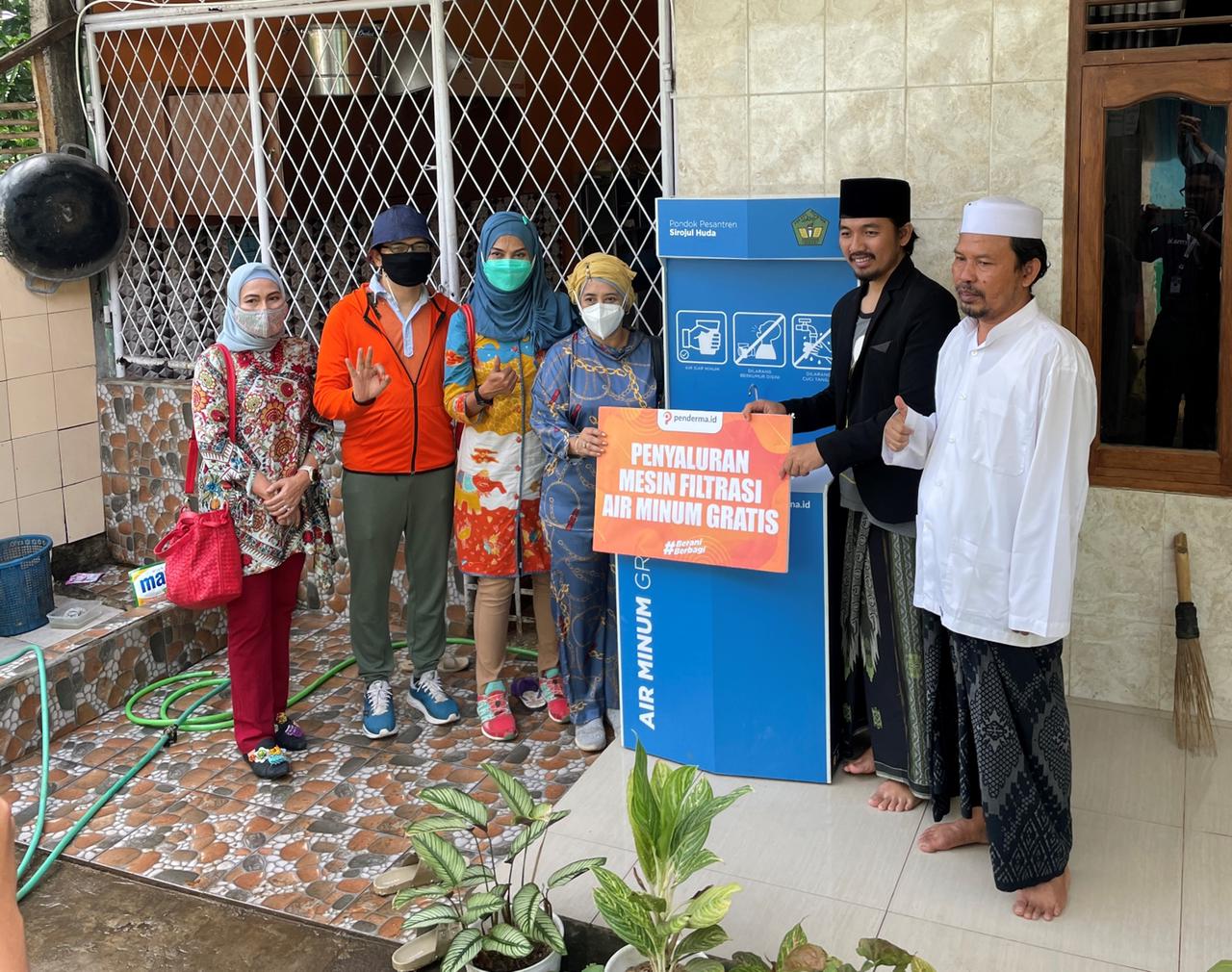 Penderma.id menyerahkan mesin filtrasi air ke Pondok Pesantren di Bogor