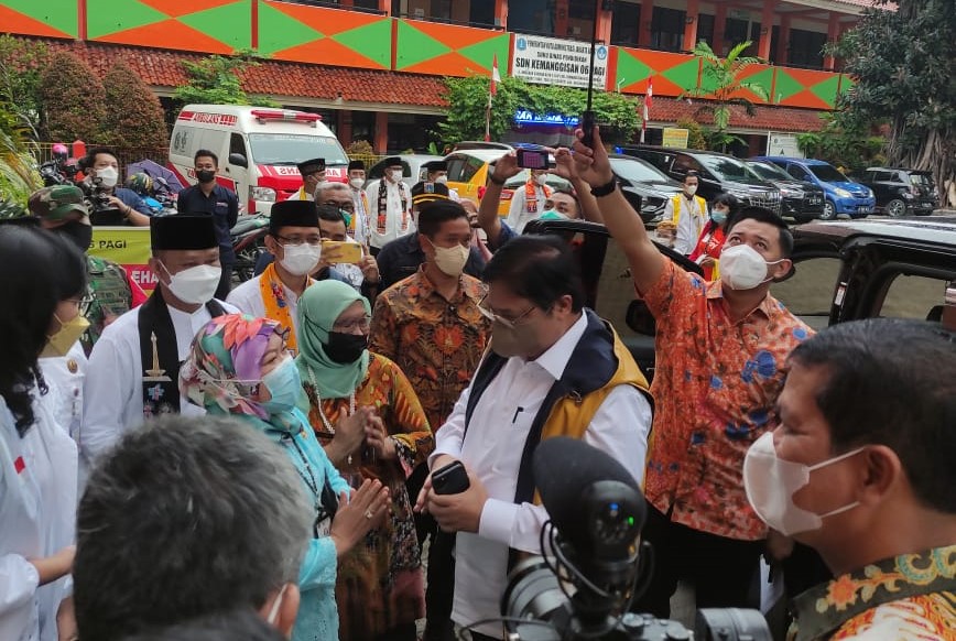 Airlangga Hartarto Tinjau Vaksinasi Covid untuk Anak di Jakbar