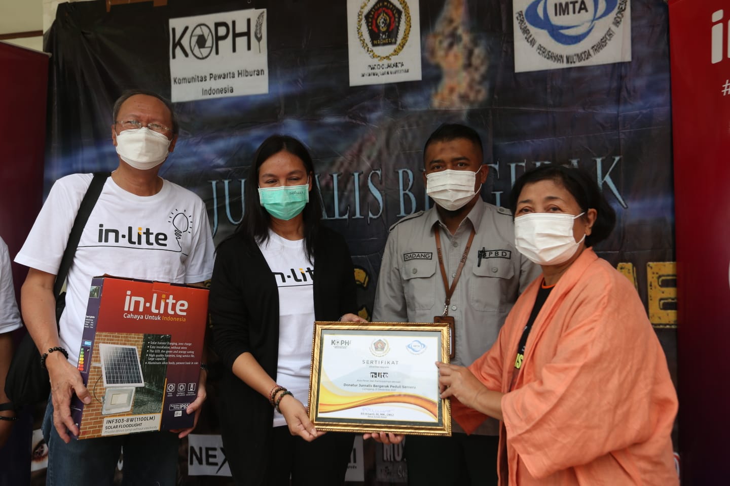 Donasi 50 lampu sorot panel surya untuk korban Semeru.