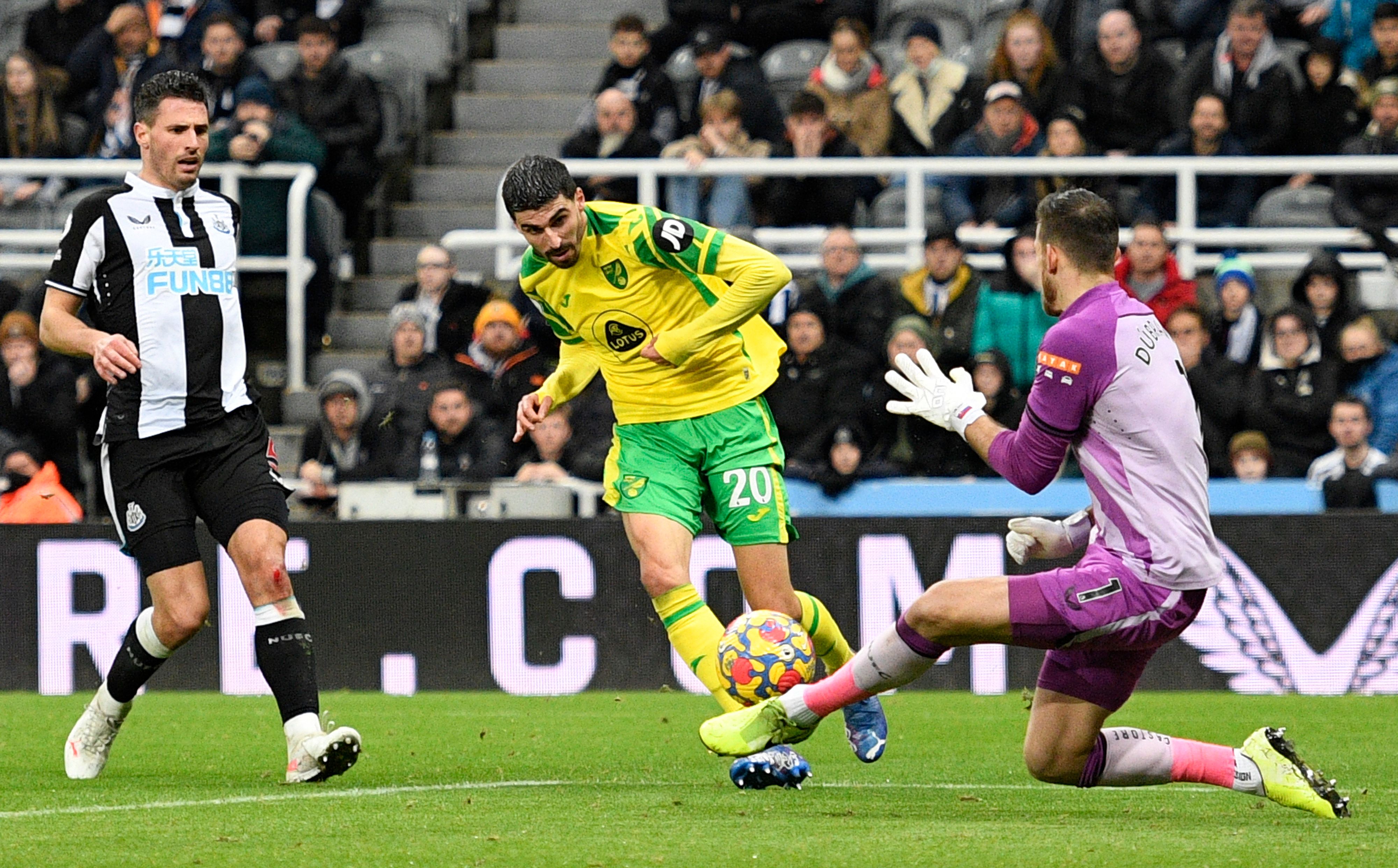 Laga Liga Primer Inggris antara Newcastle United dan Norwich City berakhir imbang 1-1.