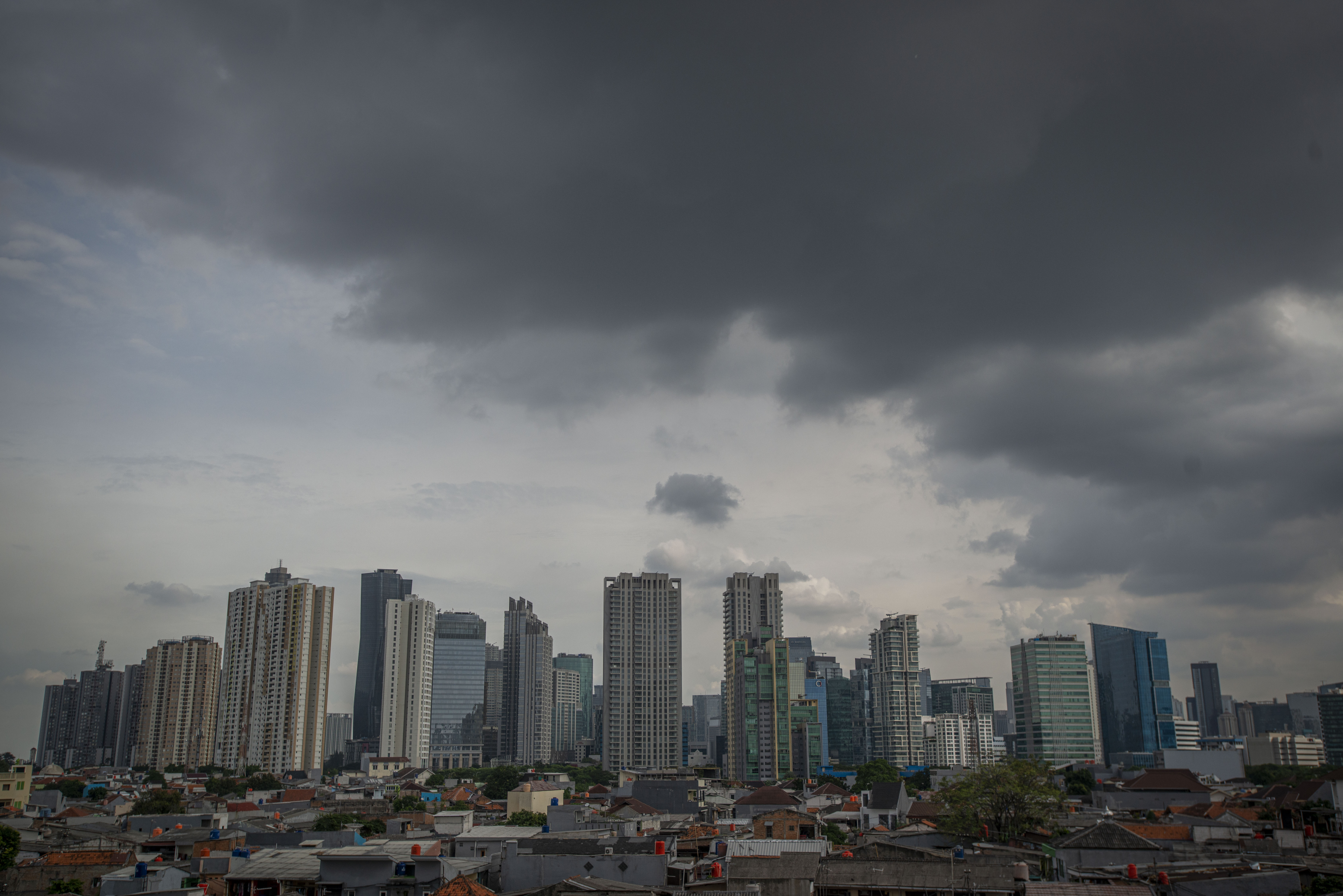 Ilustrasi Kota Jakarta diliputi awan mendung. 