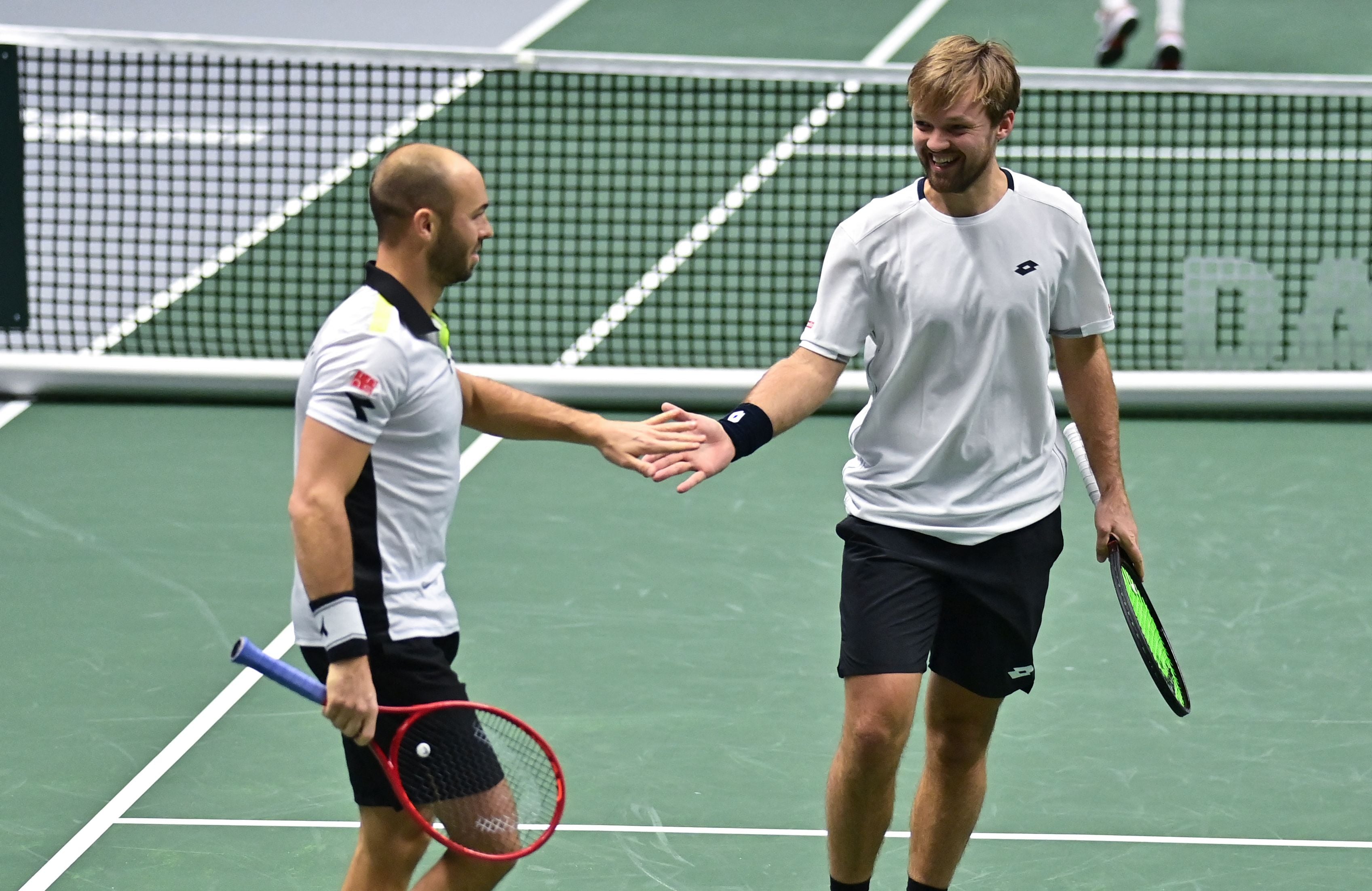 Pasangan ganda putra Jerman Kevin Krawietz (kanan) dan Tim Puetz bersalaman setelah mengalahkan pasangan Inggris Joe Salisbury/Neal Skupski.