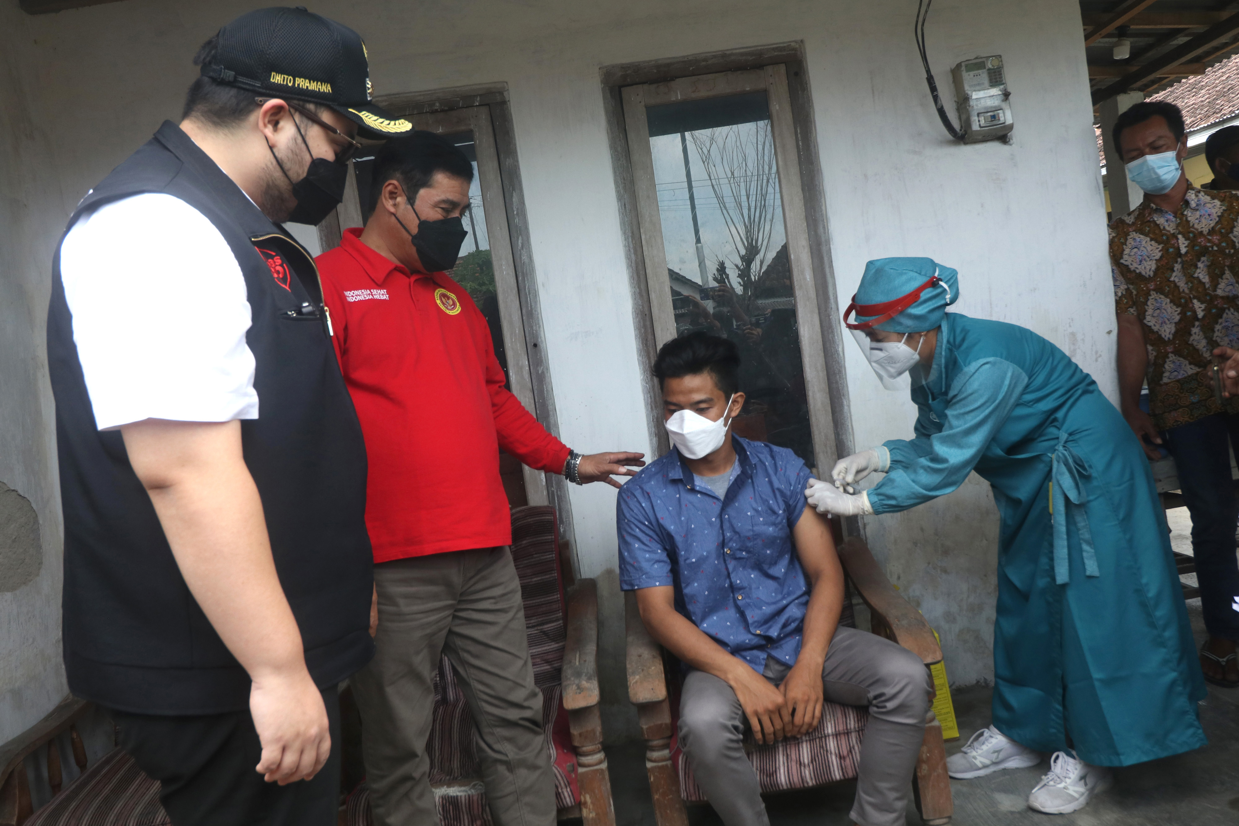 Kabinda Jatim, Marsma TNI Rudy Iskandar (kaos merah) meninjau langsung vaksinasi yang dilakukan dari rumah ke rumah di Kediri.