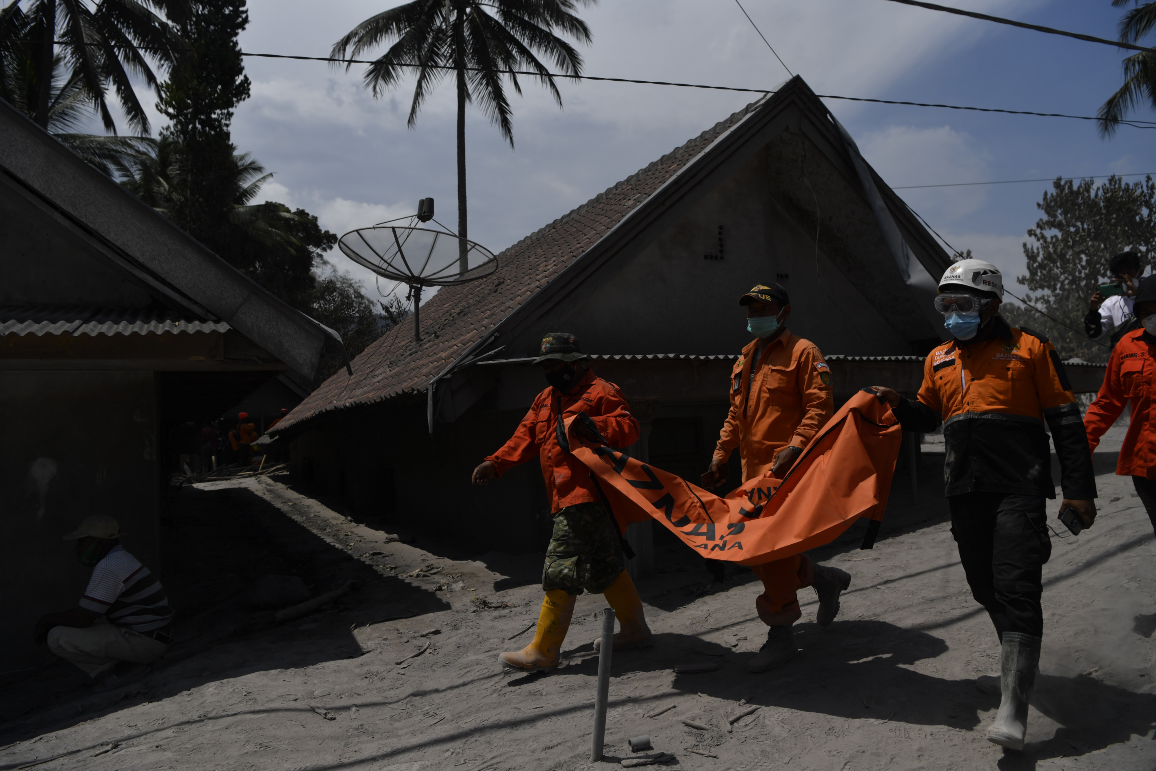 Tim SAR mengevakuasi jenazah yang tertimbun material guguran awan panas Gunung Semeru di Desa Sumberwuluh, Lumajang, Selasa (7/12/2021).