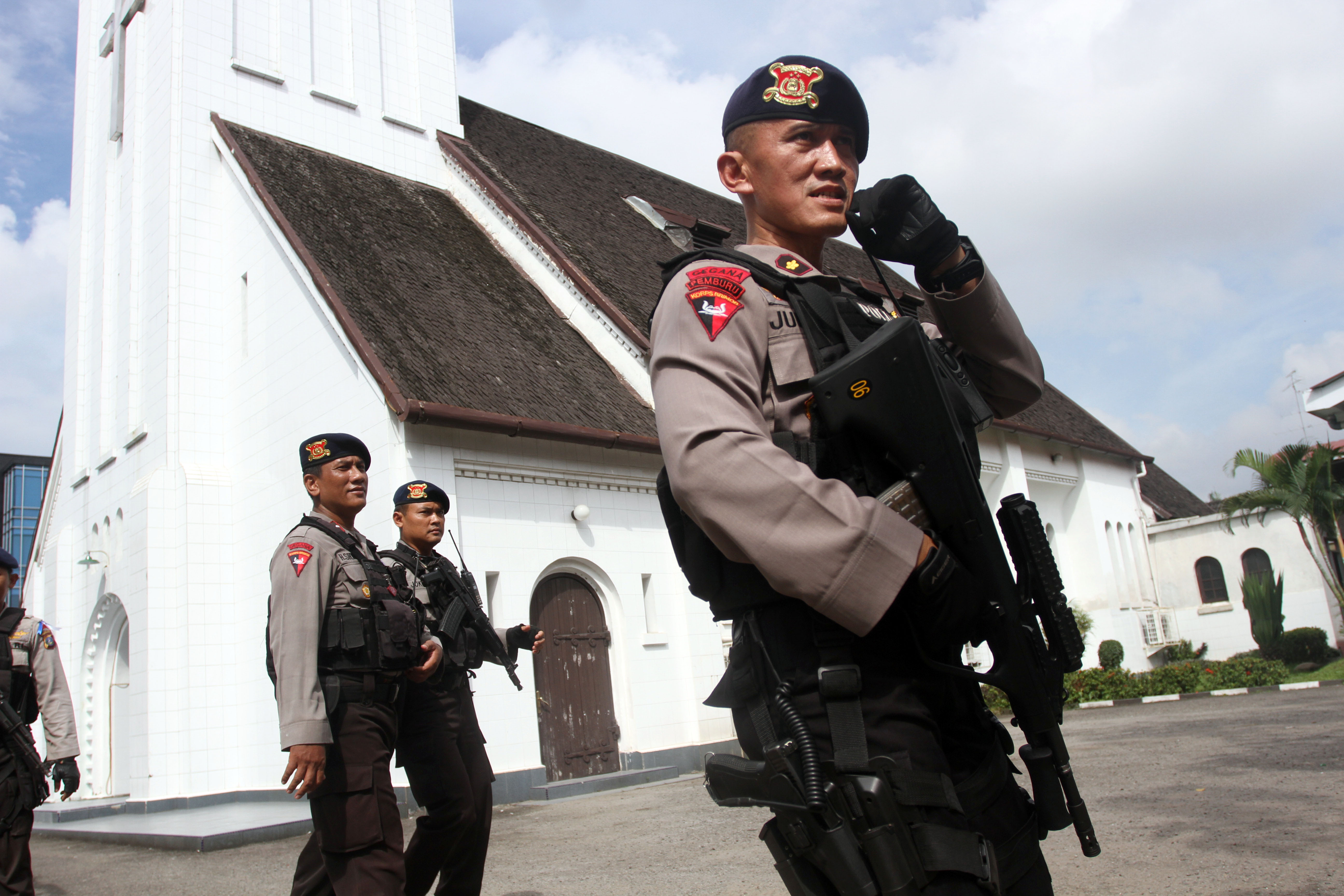 Ilustrasi pengamanan gereja oleh kepolisian.