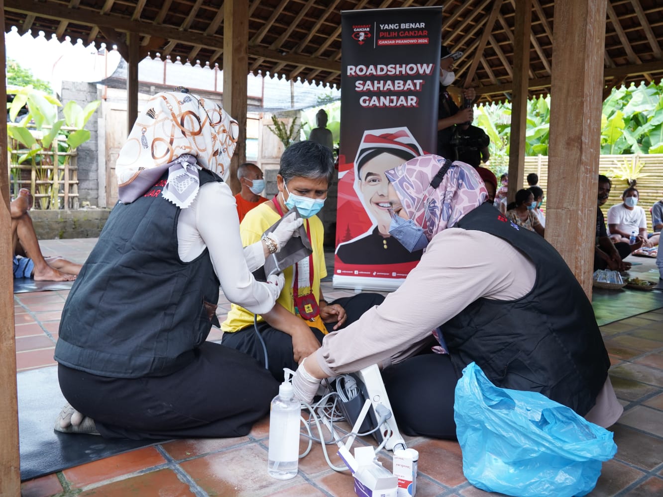 Relawan Sahabat Ganjar Bali memberikan pelayanan kesehatan