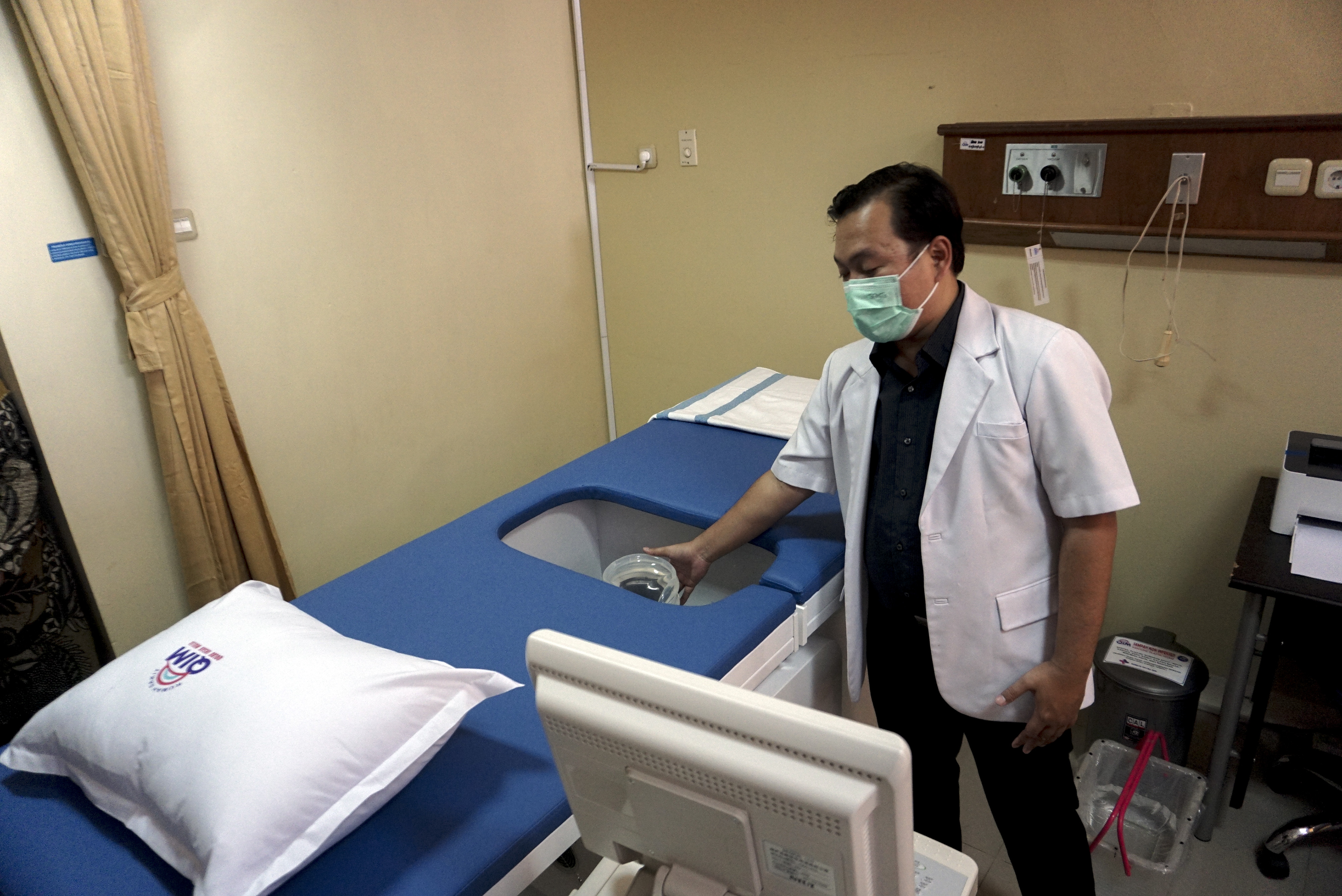 Seorang dokter menunjukkan alat untuk memeriksa penyakit batu saluran kemih di Rumah Sakit QIM, Kabupaten Batang, Jawa Tengah, Kamis (21/10)
