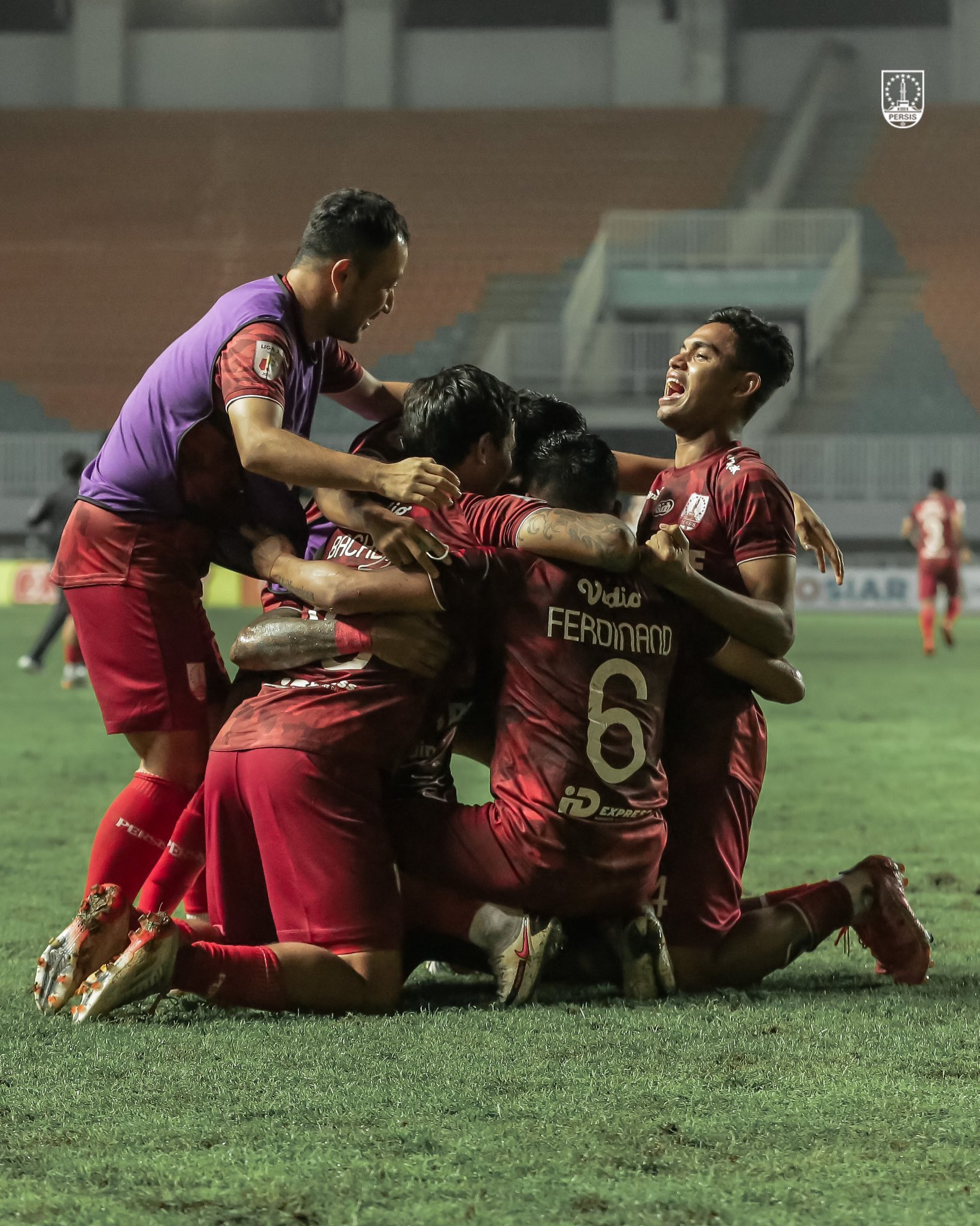 Pemain Persis Solo merayakan keberhasilan promosi ke Liga 1