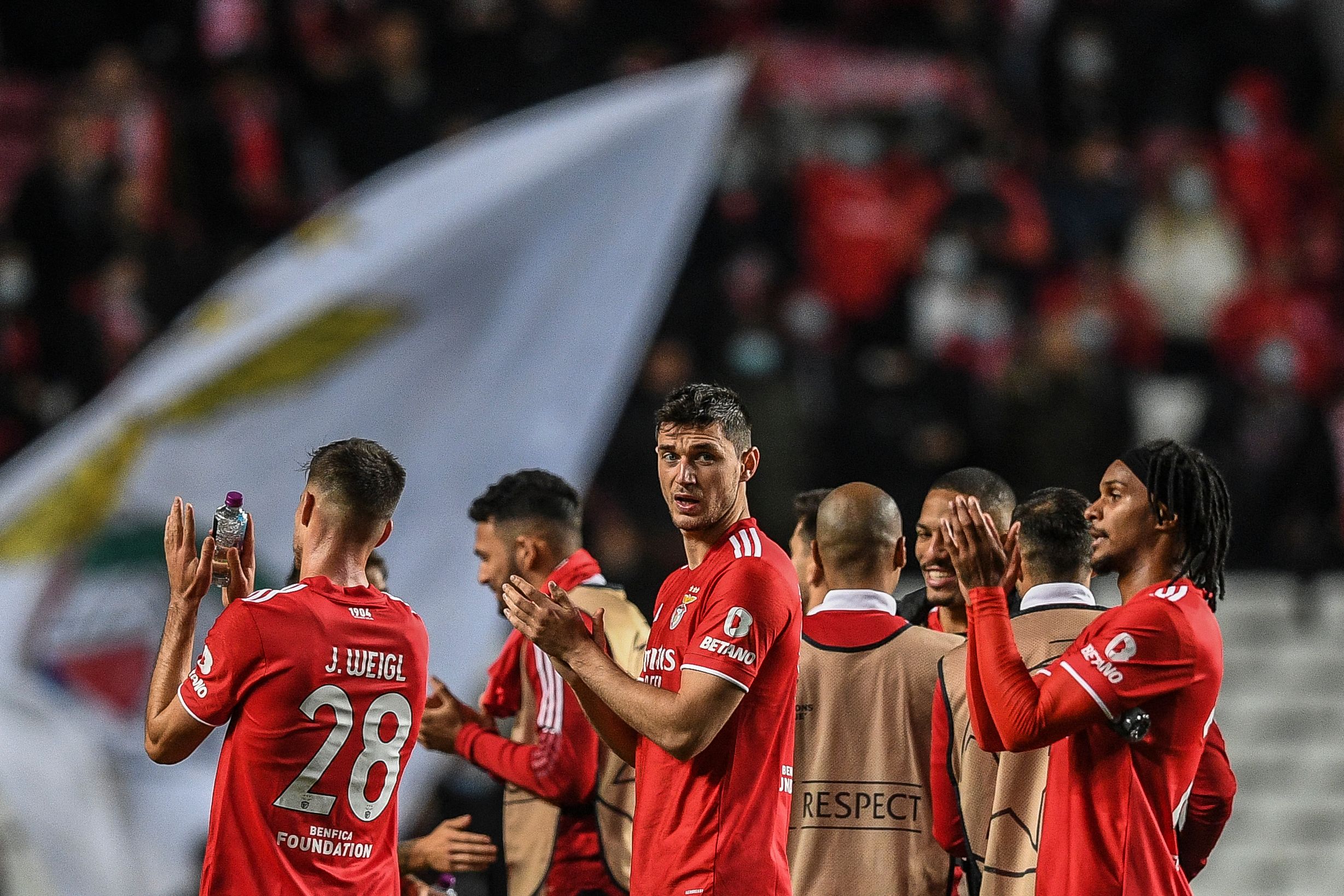 Para pemain Benfica menyapa pendukung mereka usai mengalahkan Dynamo Kiev di laga Liga Champions.