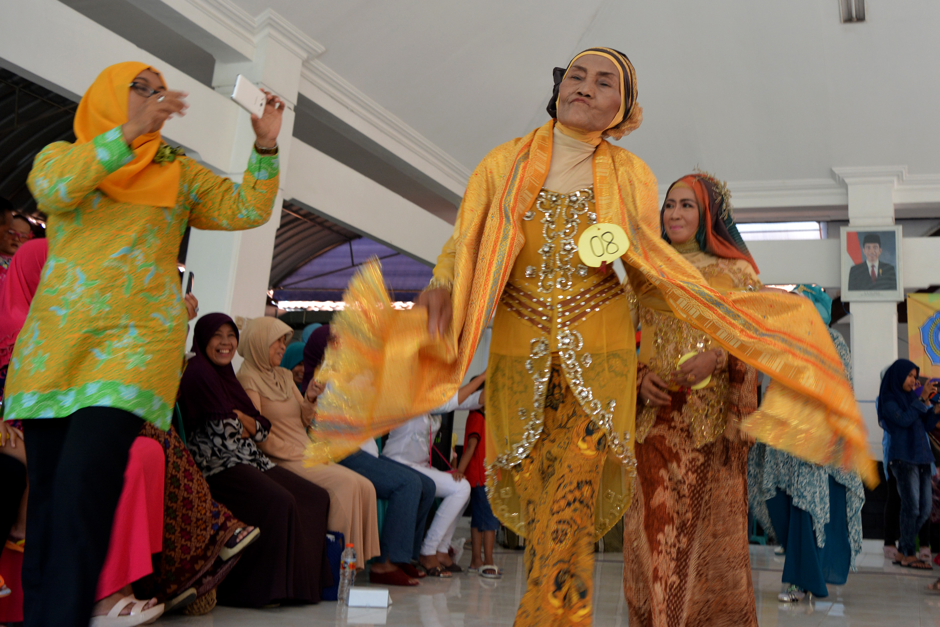  Sejumlah perempuan lanjut usia memperingati Hari Ibu di Sidoarjo, Jawa Timur. 