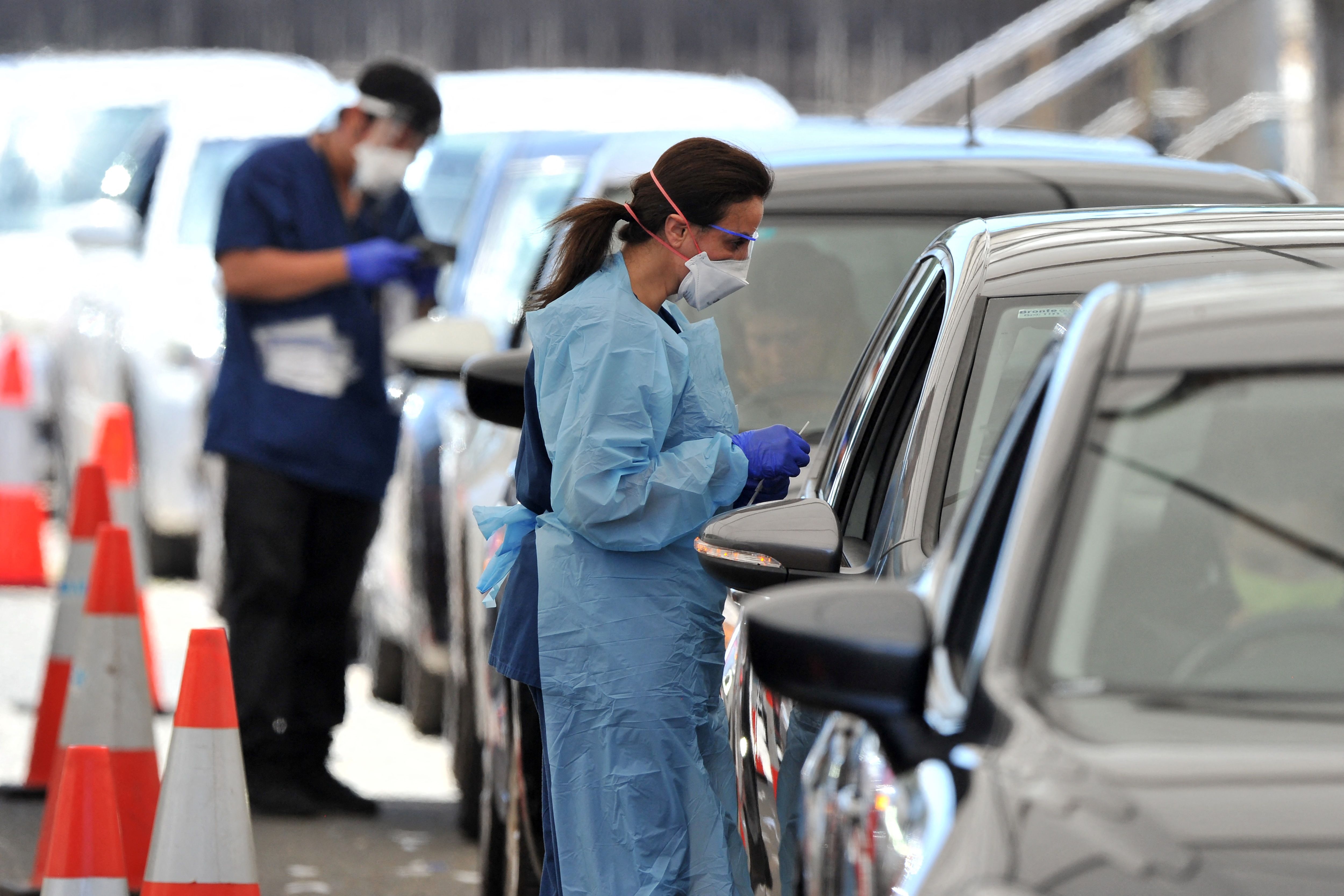 Petugas medis melakukan tes swab secara drive-through di Pantai Bondi, Sydney, Australia, Rabu (15/12). 