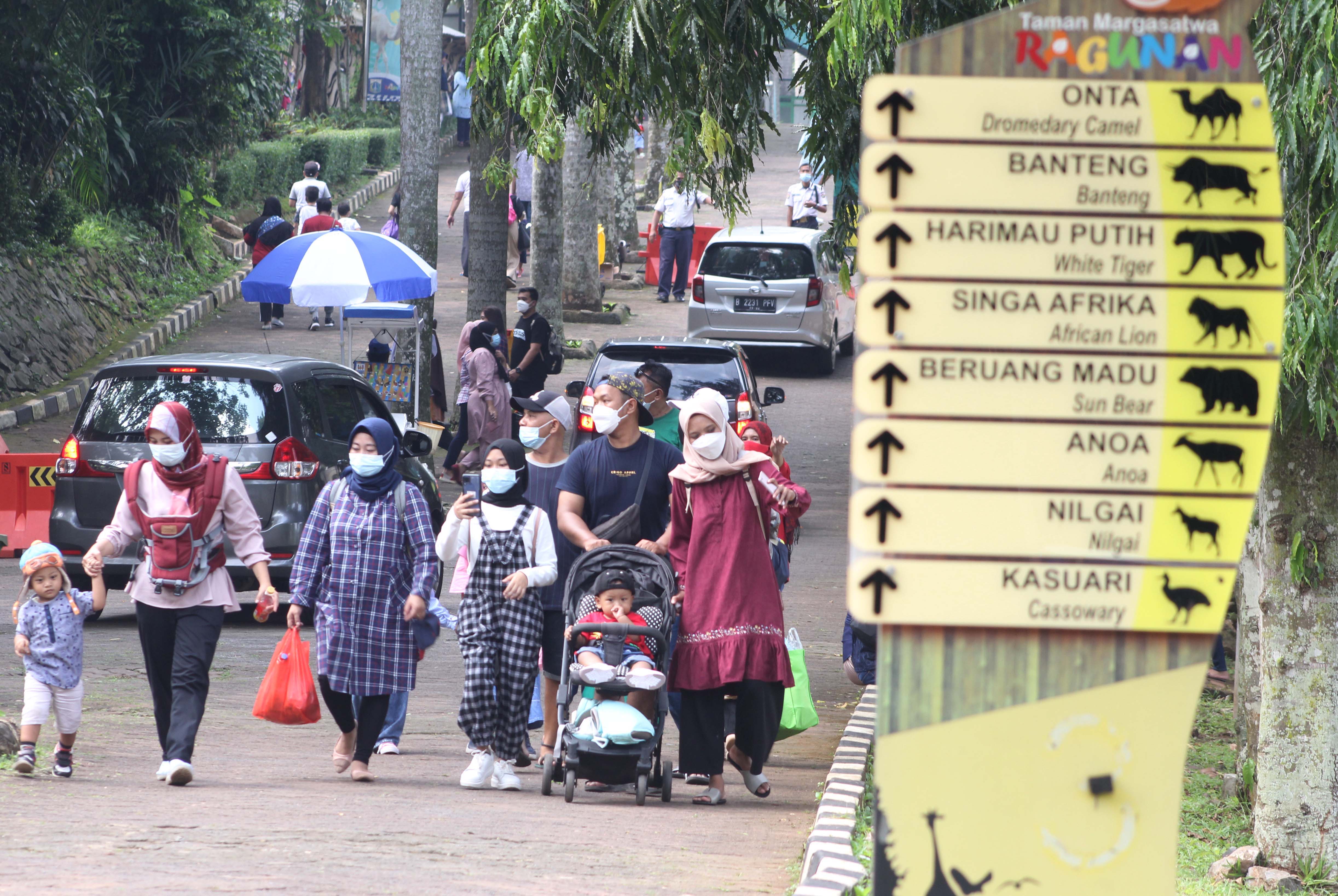 Para pengunjung Taman Margasatwa Ragunan (TMR) menikmati fasilitas yang ada di Jakarta