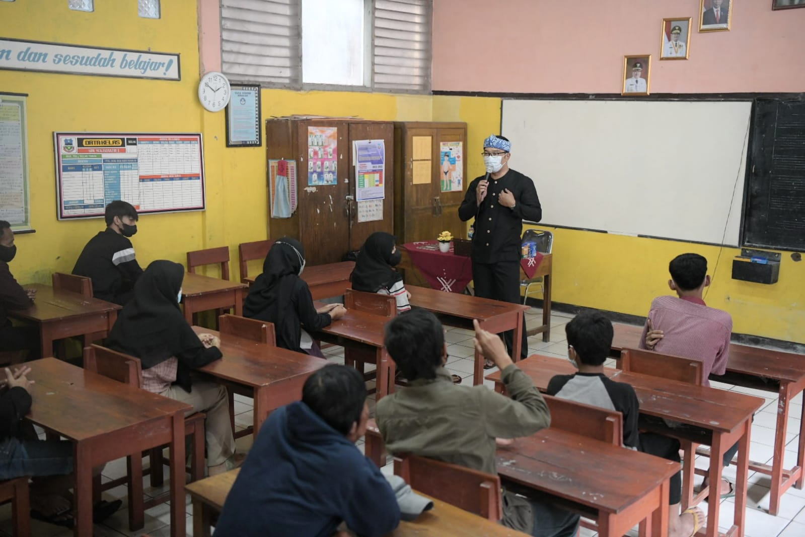 Gubernur Jawa Barat Ridwan Kamil mengedukasi kebangsaan bahgi 20 pemuda yang terpapar paham kanan, di Garut, Sabtu (11/12)