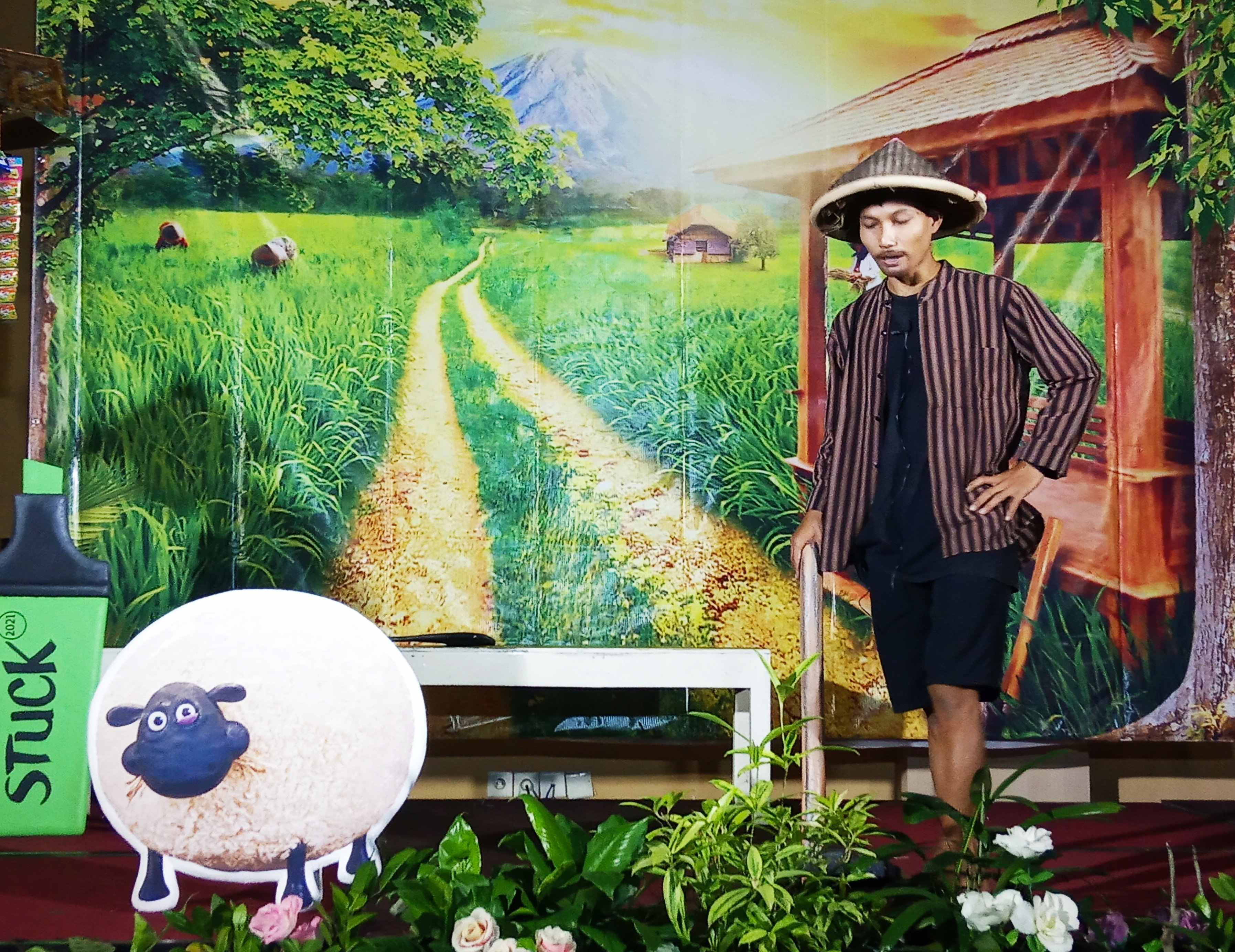 Penampilan salah satu pegiat teater dalam pentas virtual drama komedi di Grand Tjokro Klaten.