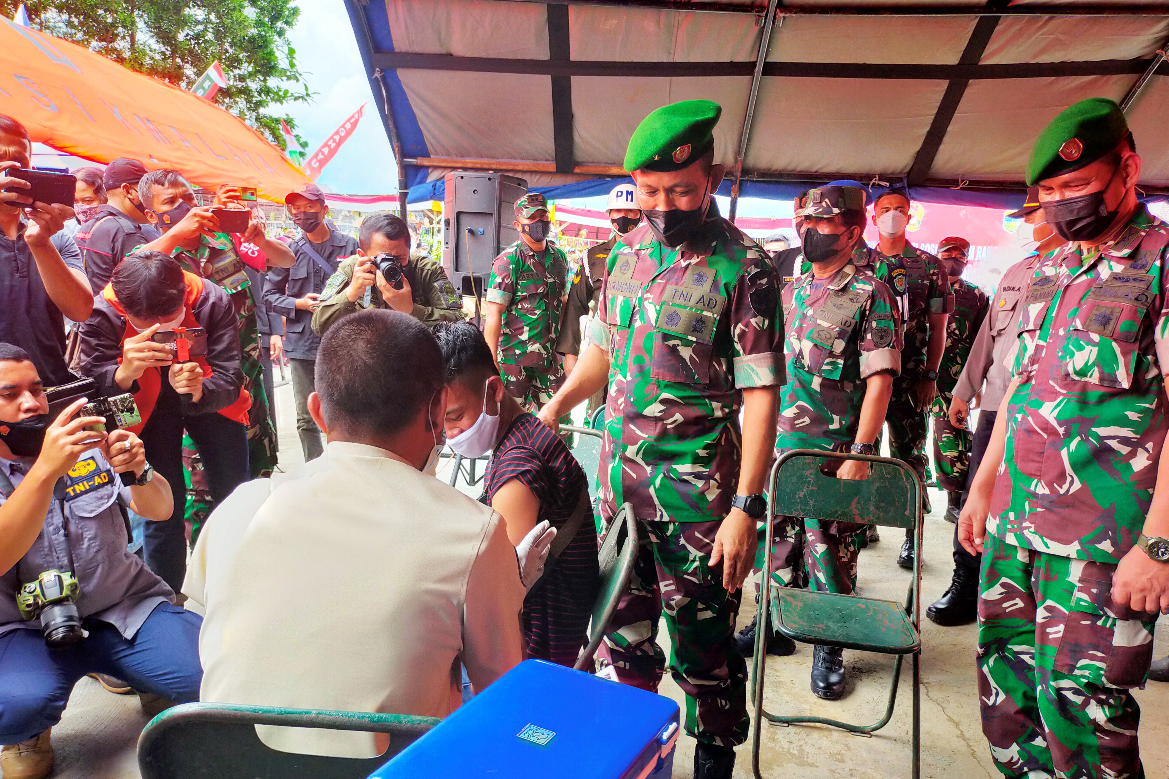 Kepala Staf Komando Daerah Militer III/Siliwangi, Brigjen TNI DarmonoSusastro meninjau vaksinasi terhadap masyarakat.