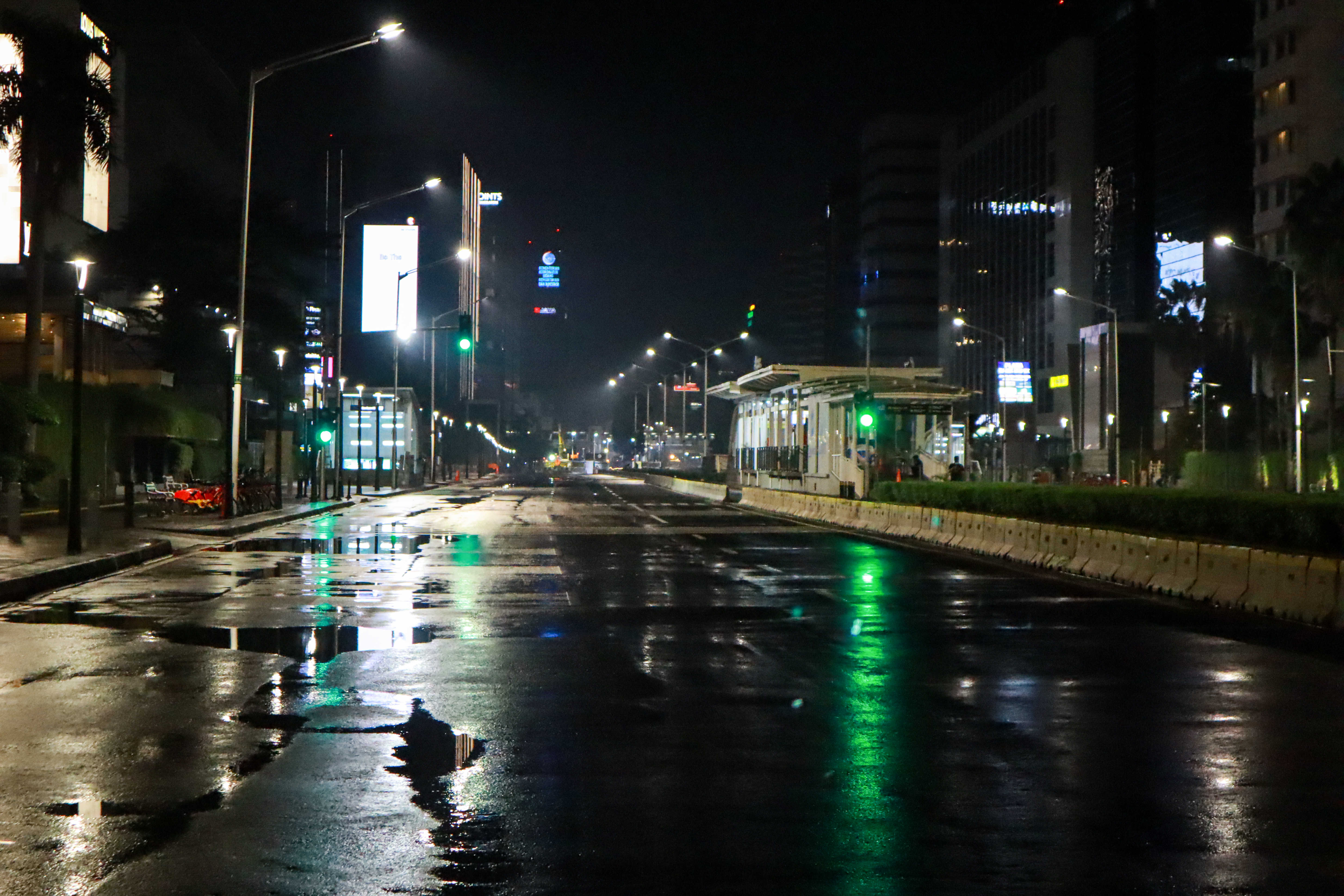 Suasana lengang Pusat Kota Jakarta saat malam tahun baru 2021