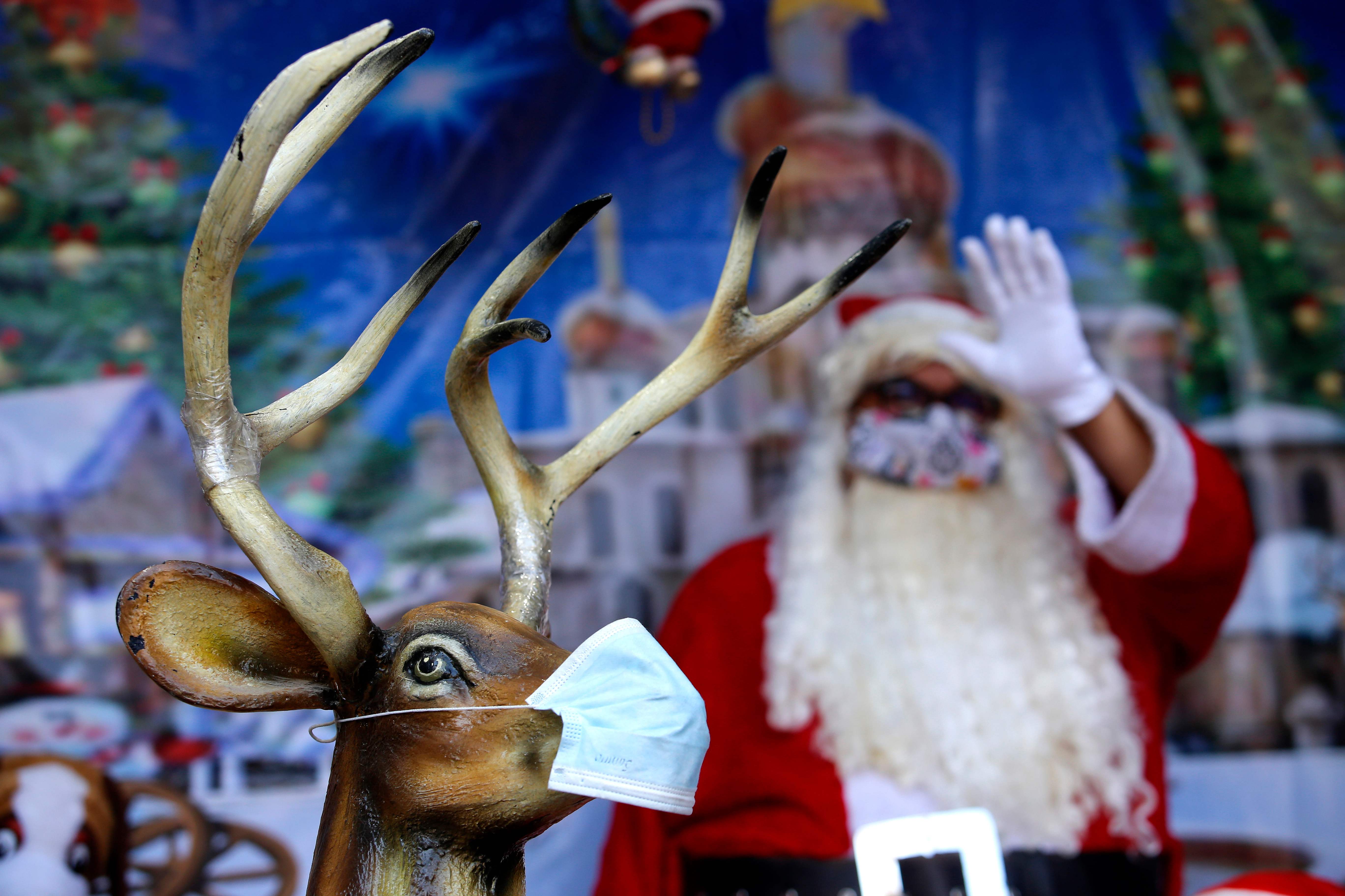 Patung Rusa dan Sinterklas di Meksiko