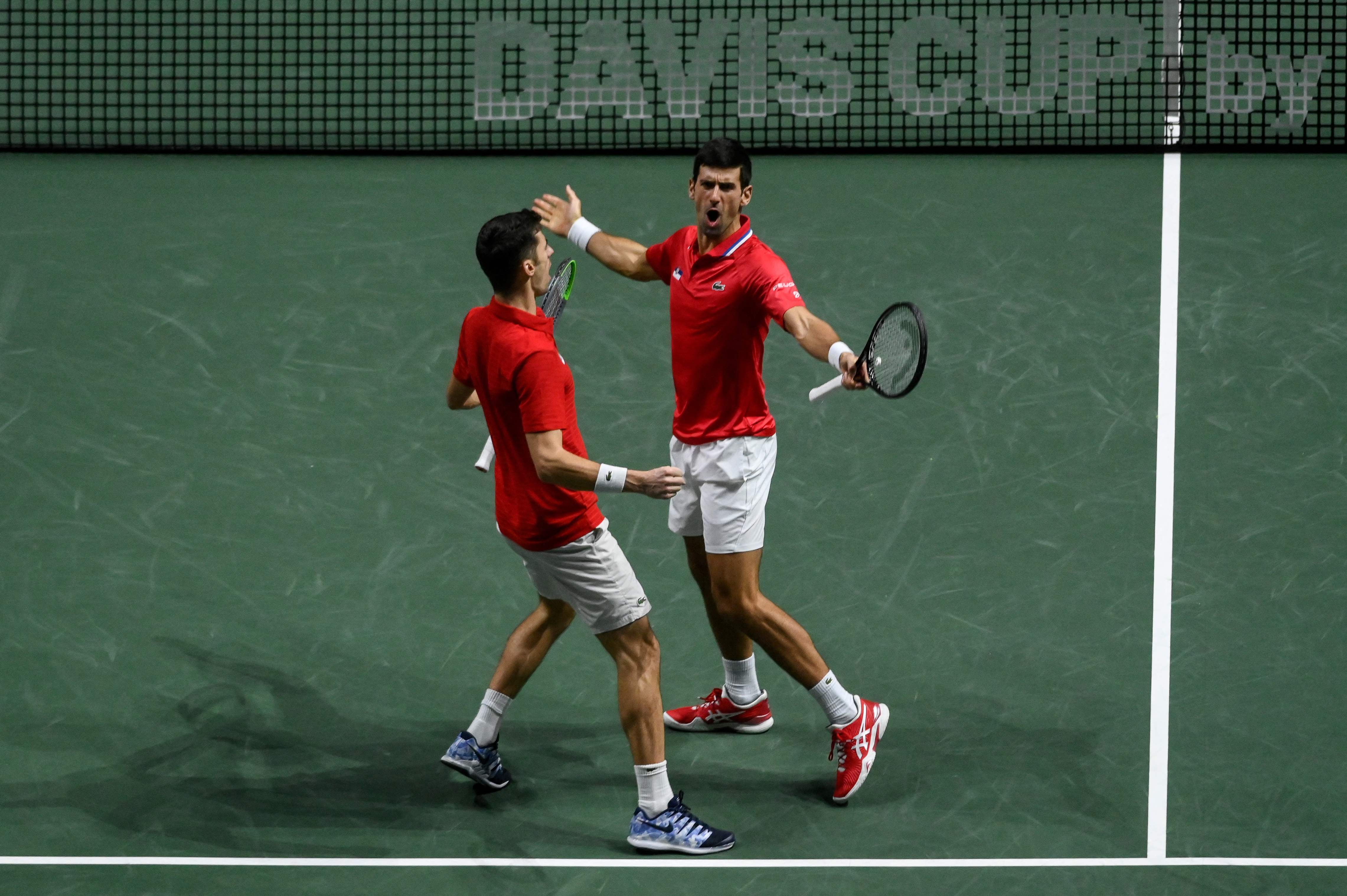 Ganda Serbia Novak Djokovic (kanan) dan Nikola Cacic melakukan selebrasi usai memastikan tim mereka ke semifinal Piala Davis.