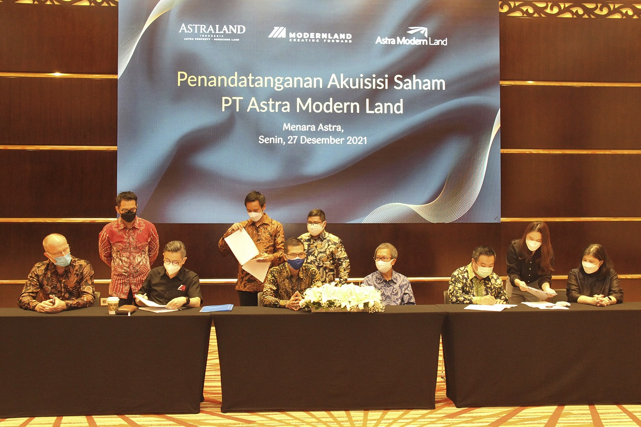 Penandatanganan akta jual beli saham PT Mitra Sindo Makmur di PT Astra Modern Land.