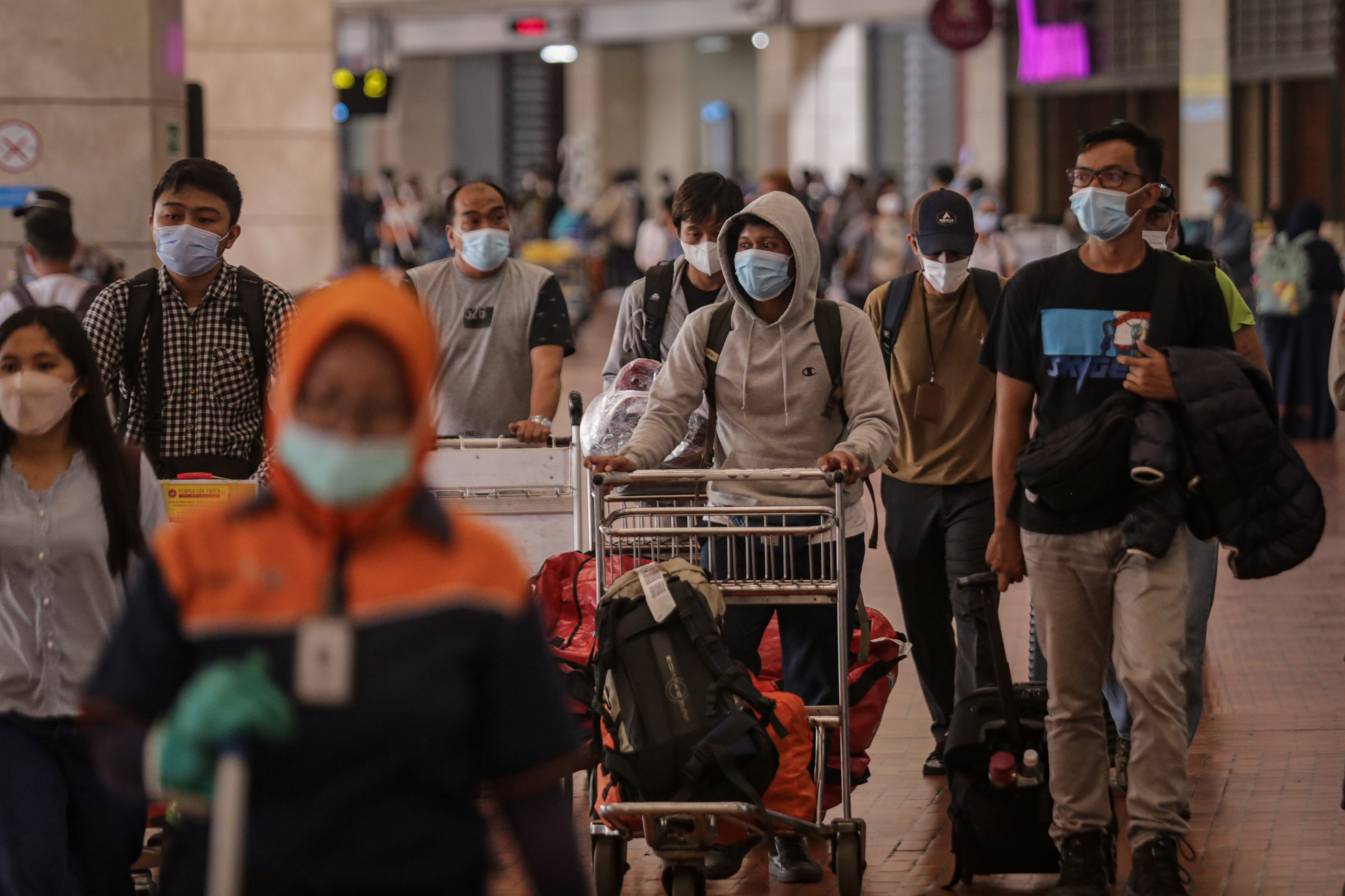 Penumpang berjalan di depan terminal kedatangan internasional Bandara Soekarno-Hatta