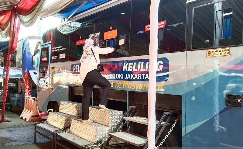 Warga memanfaatkan layanan SIM Keliling di halaman Polda Metro Jaya, Jakarta.